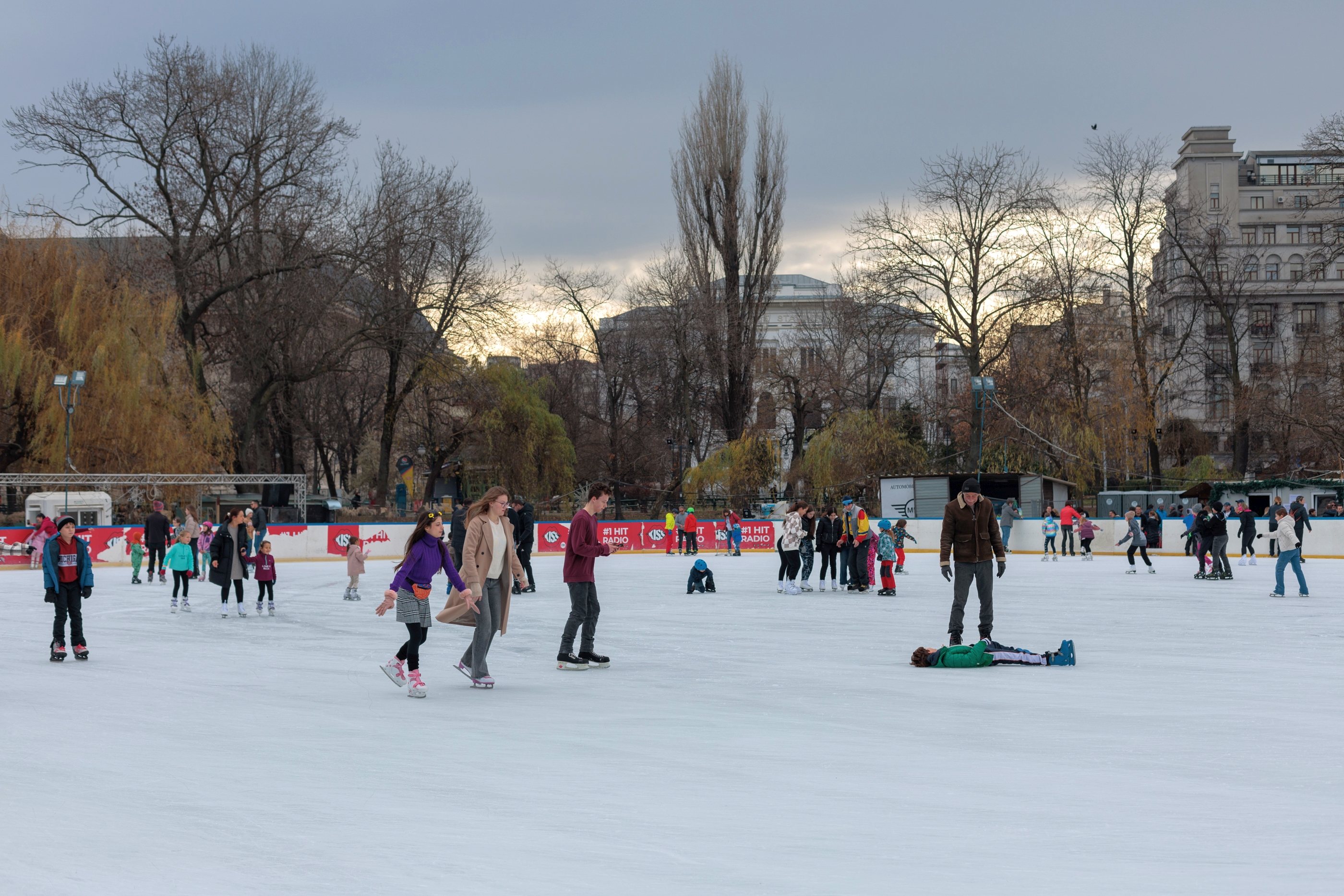 Unde patinăm în București? Patinoarul din Parcul Cișmigiu este cel mai mare, dar și cel mai scump. Care sunt alternativele | FOTO