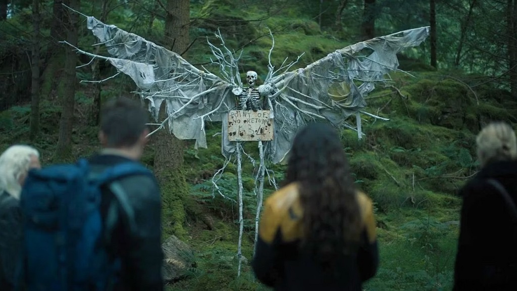 Amíg fenn jár a nap, nincs mitől félned. De ha leszáll a sötétség, eljönnek, és figyelnek téged