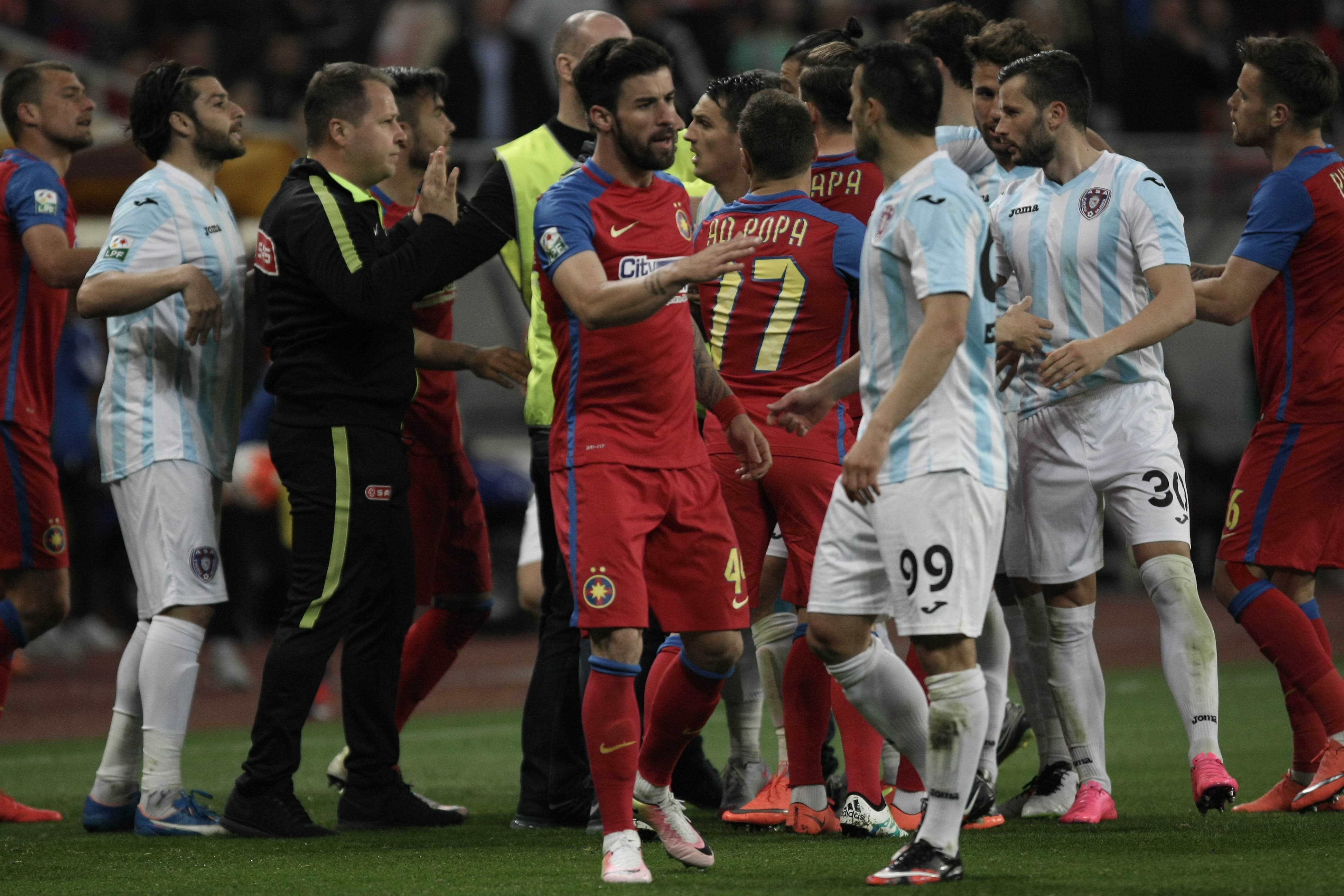 Crăciunescu, revoltat că stewarzii au intrat pe teren la meciul Steaua - ASA: ”Ce facem, aducem trupele speciale?” | GALERIE FOTO
