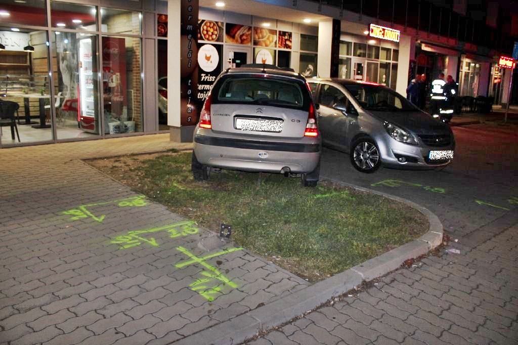 Ledőlt kicsit az anyósülésre egy ittas sofőr Téten, apró bökkenő, hogy mozgó autóban tette ezt – Képeken a pusztítás