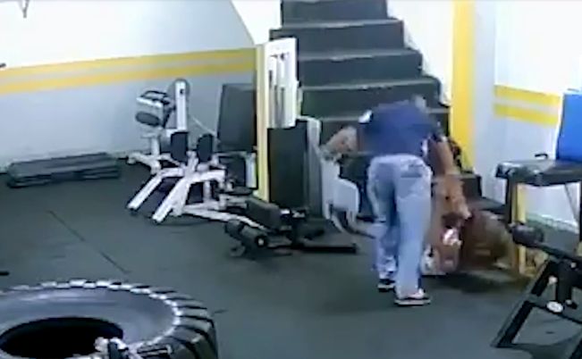 Un culturist și-a bătut fosta iubită pentru că a refuzat să se întoarcă la el. Atac la sala de sport, totul a fost filmat | FOTO