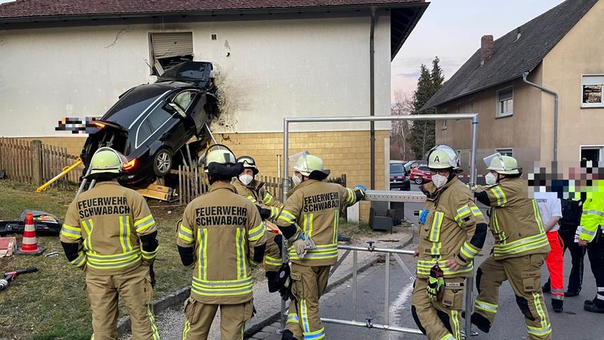 VIDEO| Un șofer care a vrut să se sinucidă s-a înfipt cu un Audi în primul etaj al unei case, în Germania