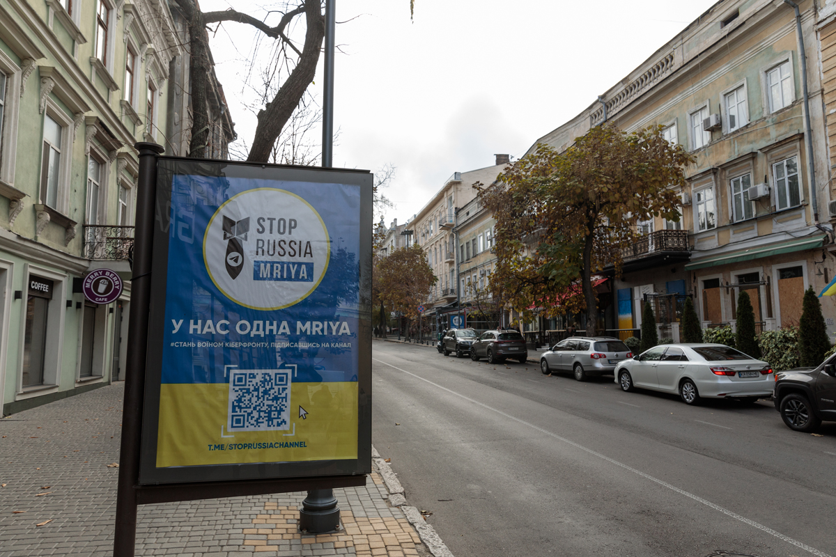Însemnări din Odesa. Înainte de război, ghizii transportau turiștii cu mașini electrice. Astăzi, monumentele UNESCO sunt protejate în cutii antibombă