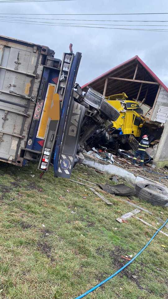 Un șofer de TIR a intrat într-o casă din Bacău, pe care a distrus-o parțial, și a scăpat nevătămat