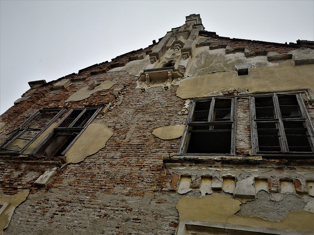 REPORTAJ. Un castel vechi de secole, din Ardeal, lăsat în voia sorții de beneficiarii retrocedării și de autorități: „Nu sunt fantome aici, doar sărăcie!”