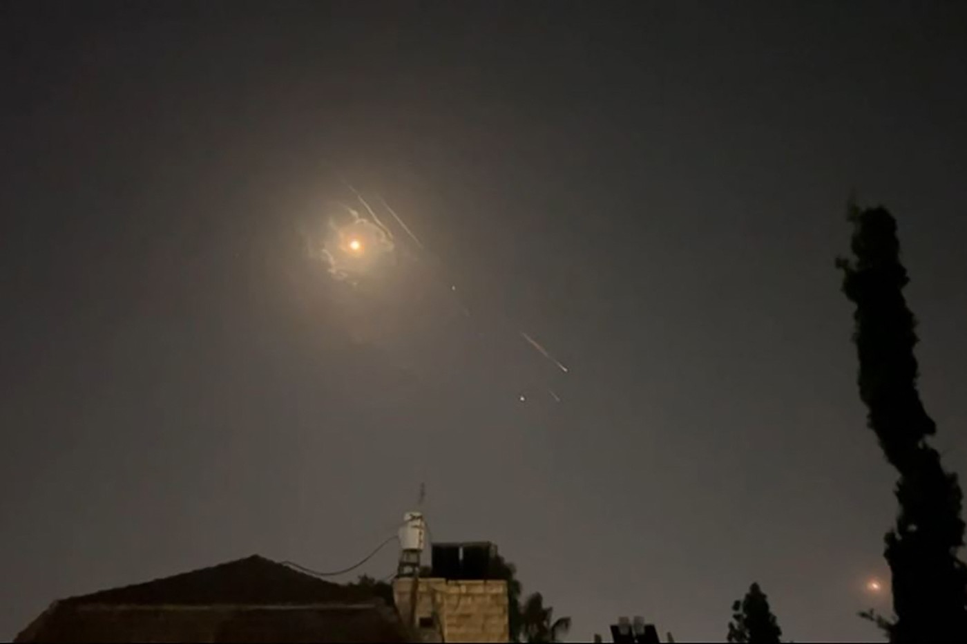 LIVETEXT: Israelul a aprobat "planuri atât ofensive, cât și defensive". După o ședință de aproape 5 ore a cabinetului de război, armata israeliană nu spune dacă va riposta la atacul Iranului cu peste 300 de drone și rachete