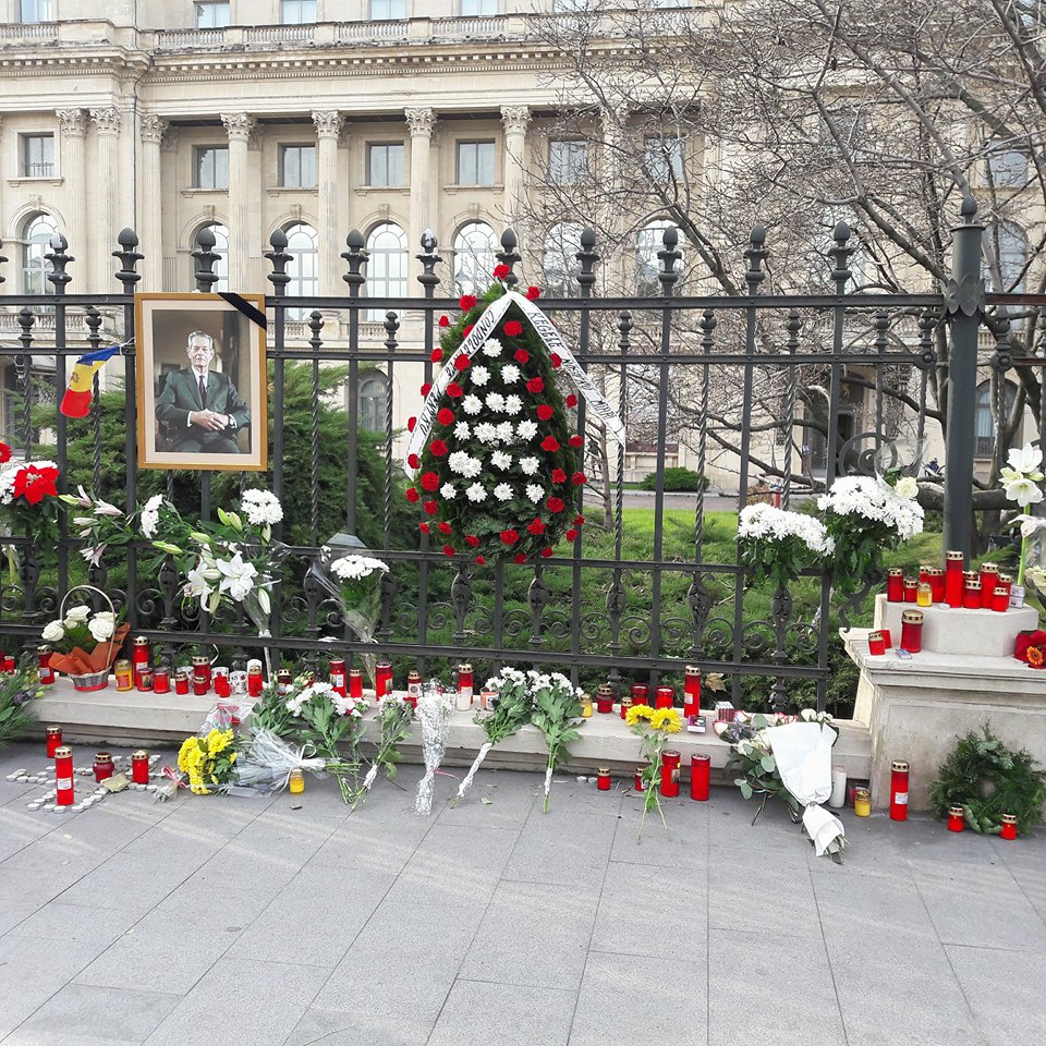 VIDEO& FOTO | Altar de flori și lumânări la Palatul Regal, în memoria Regelui Mihai