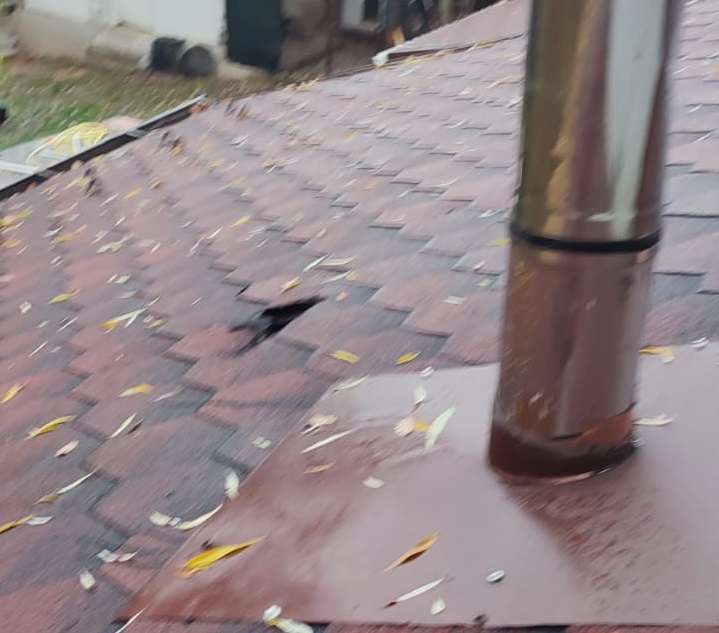 Bucăți dintr-o rachetă antigrindină au căzut peste o casă din Valea Călugărească, județul Prahova