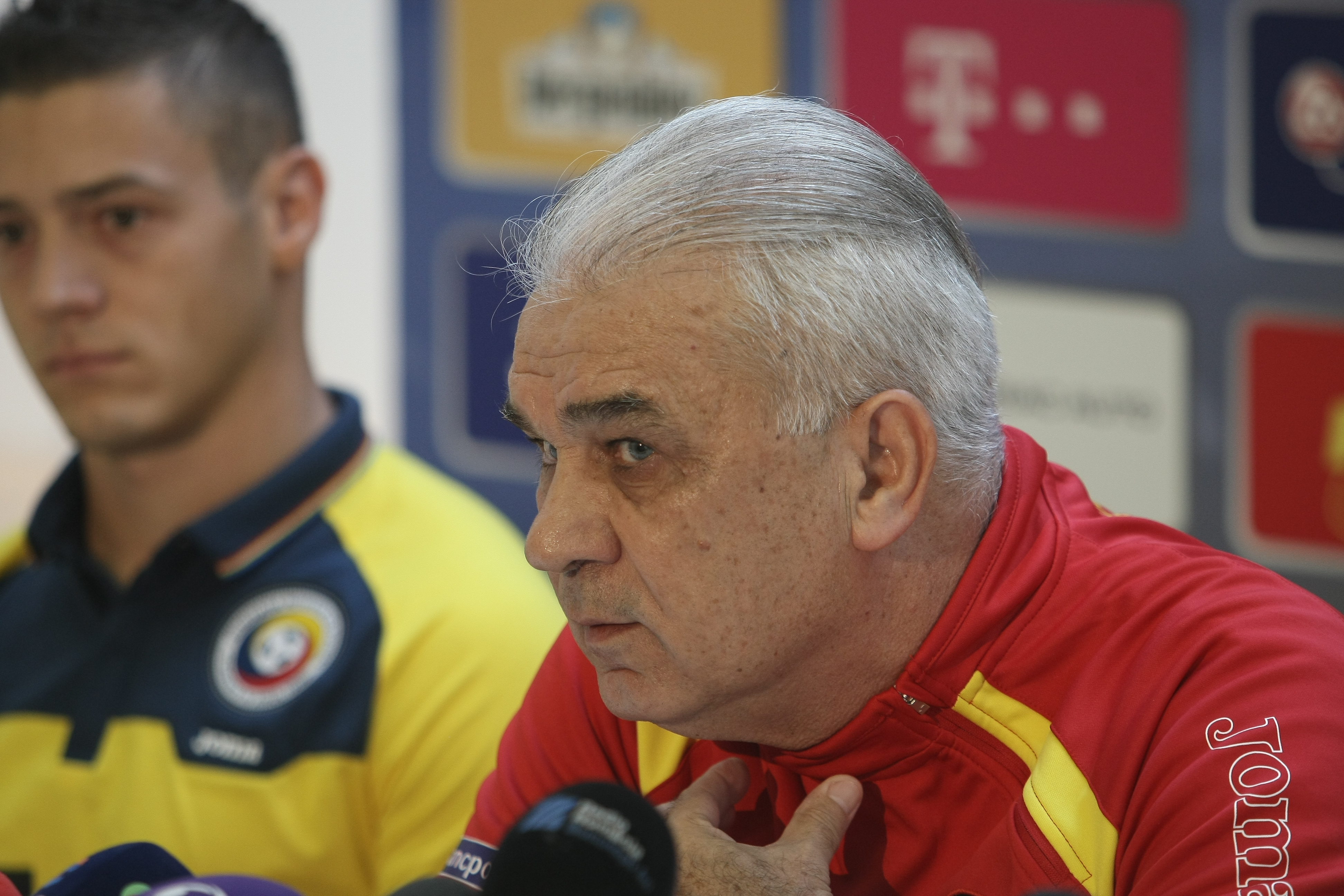 PRELIMINARIILE EURO 2016, ROMÂNIA - GRECIA (luni, ora 21.45, TVR 1) / Puiu e nervos. A plecat brusc din conferința de presă. Nu știe dacă va fi lăsat la cârma naționalei, ^dacă va califica echipa la turneul final din Franța. Ce au declarat tricolorii la Mogoșoaia / GALERIE FOTO