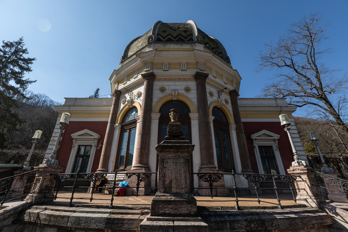 Cum au dispărut ornamentele din Baia Neptun de la Herculane, pe care un grup de tineri încearcă să o salveze. „Dacă te uiți prin oraș, o să le vezi montate pe case, pe balcoane”
