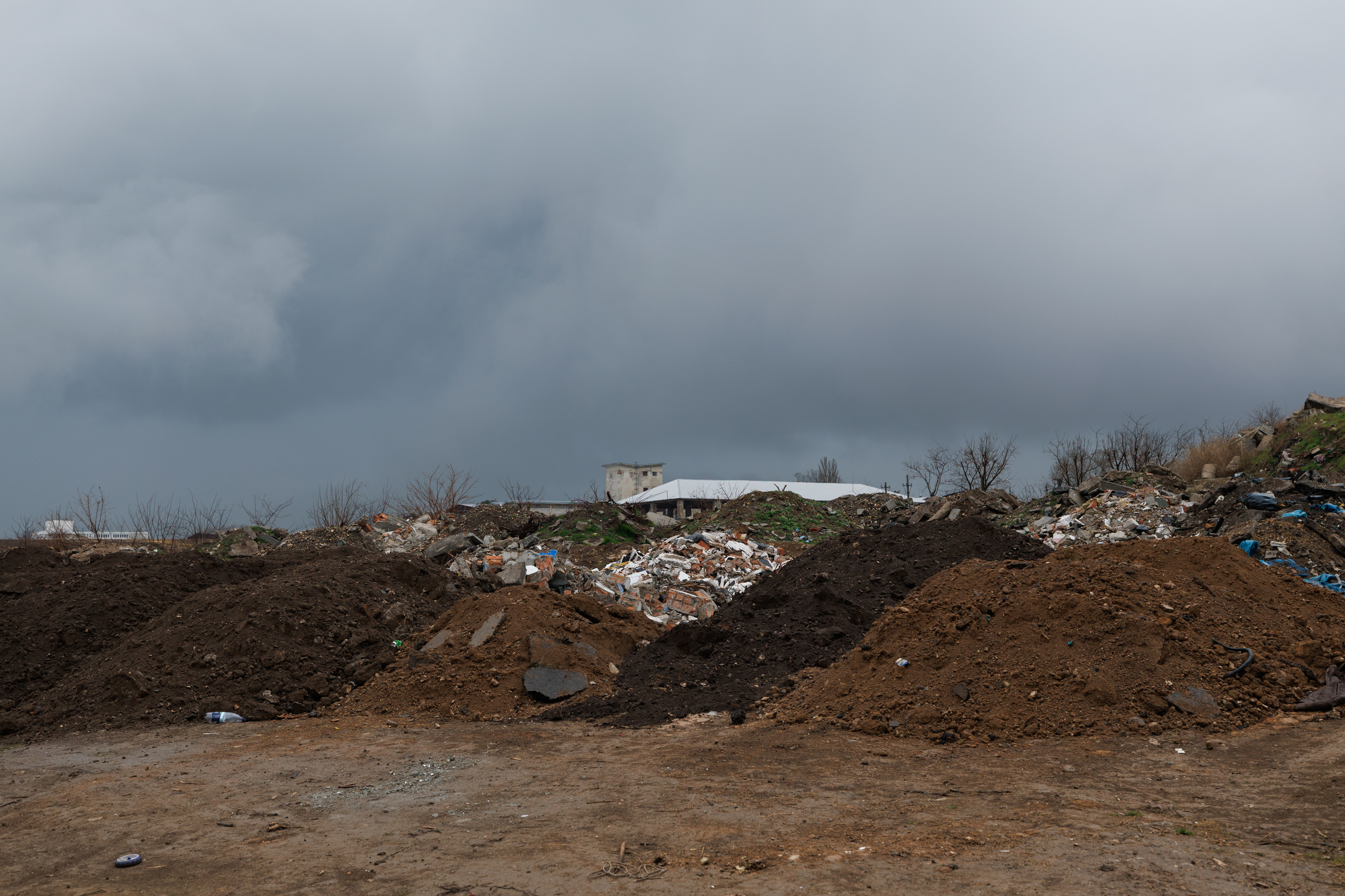 REPORTAJ O arie protejată Natura 2000 de la marginea Mangaliei a devenit depozit de deșeuri: „Aduc gunoaiele cu mașini mari, de la firme!”. Ministerul Mediului știe din 2020