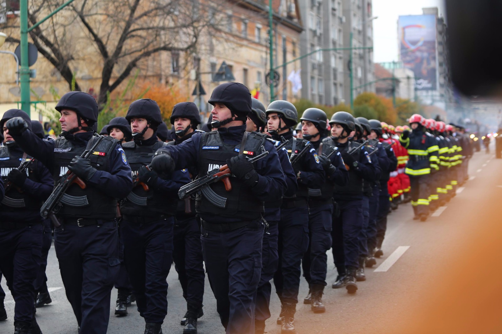 GALERIE FOTO/ Mii de timișoreni au înfruntat frigul să vadă parada militară. Și aici oamenii au huiduit discursul transmis de Viorica Dăncilă
