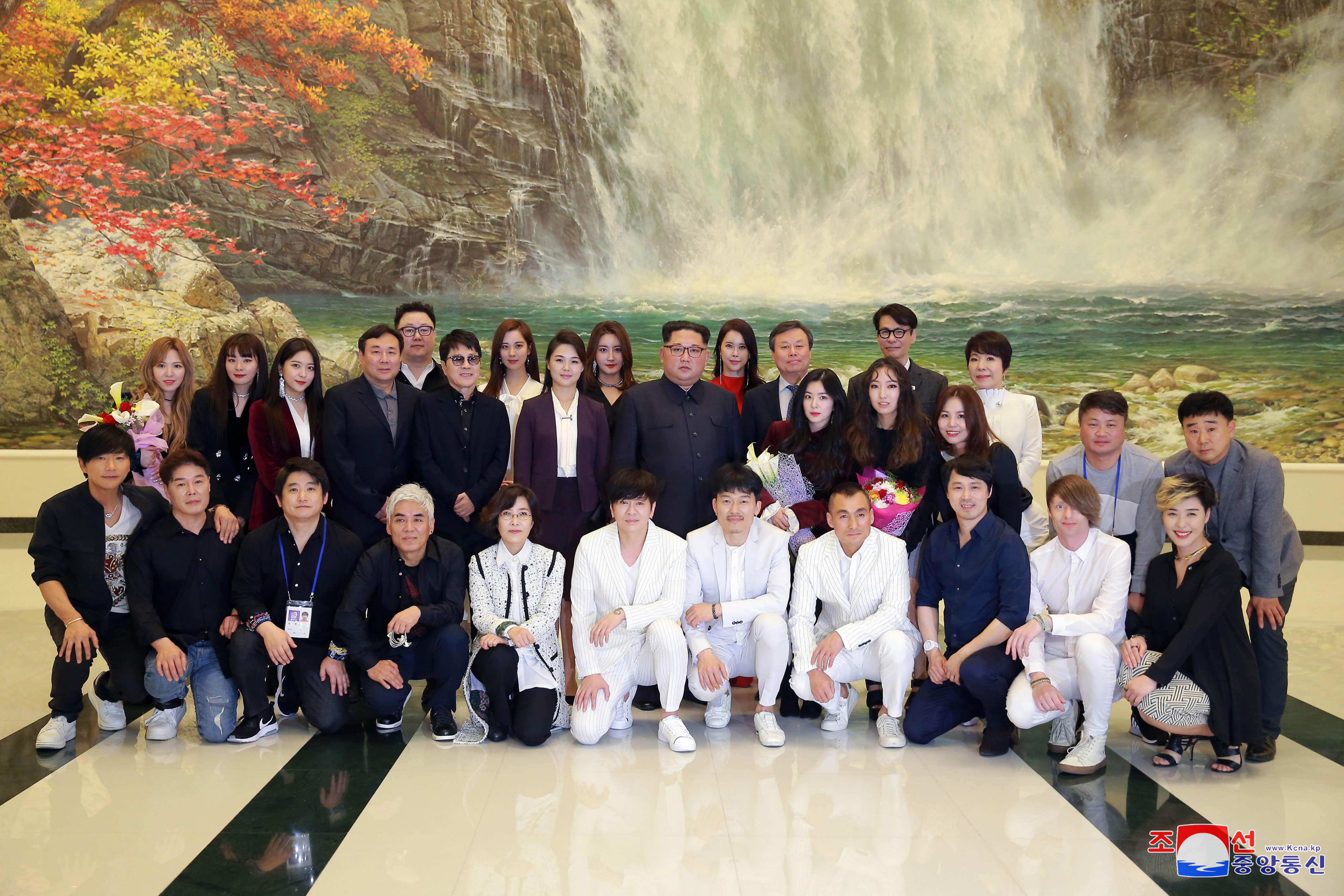 GALERIE FOTO | Kim Jong-un, ”emoționat profund” de concert sud-coreean de la Phenian