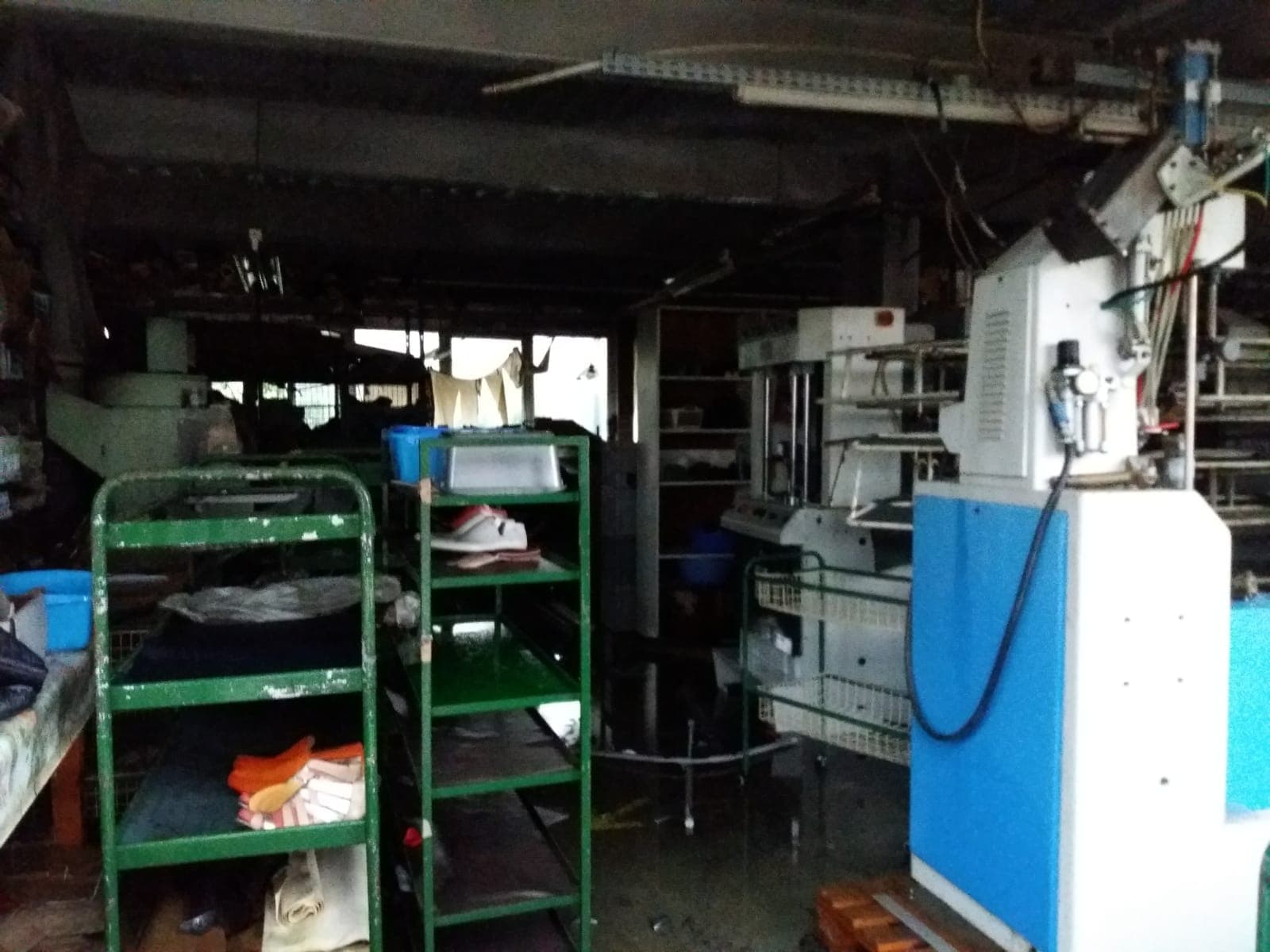 FOTO/ Incendiu la o fabrică de încălţăminte din Hărman, judeţul Braşov. Focul se întinde pe o suprafaţă de 800 de metri pătrați