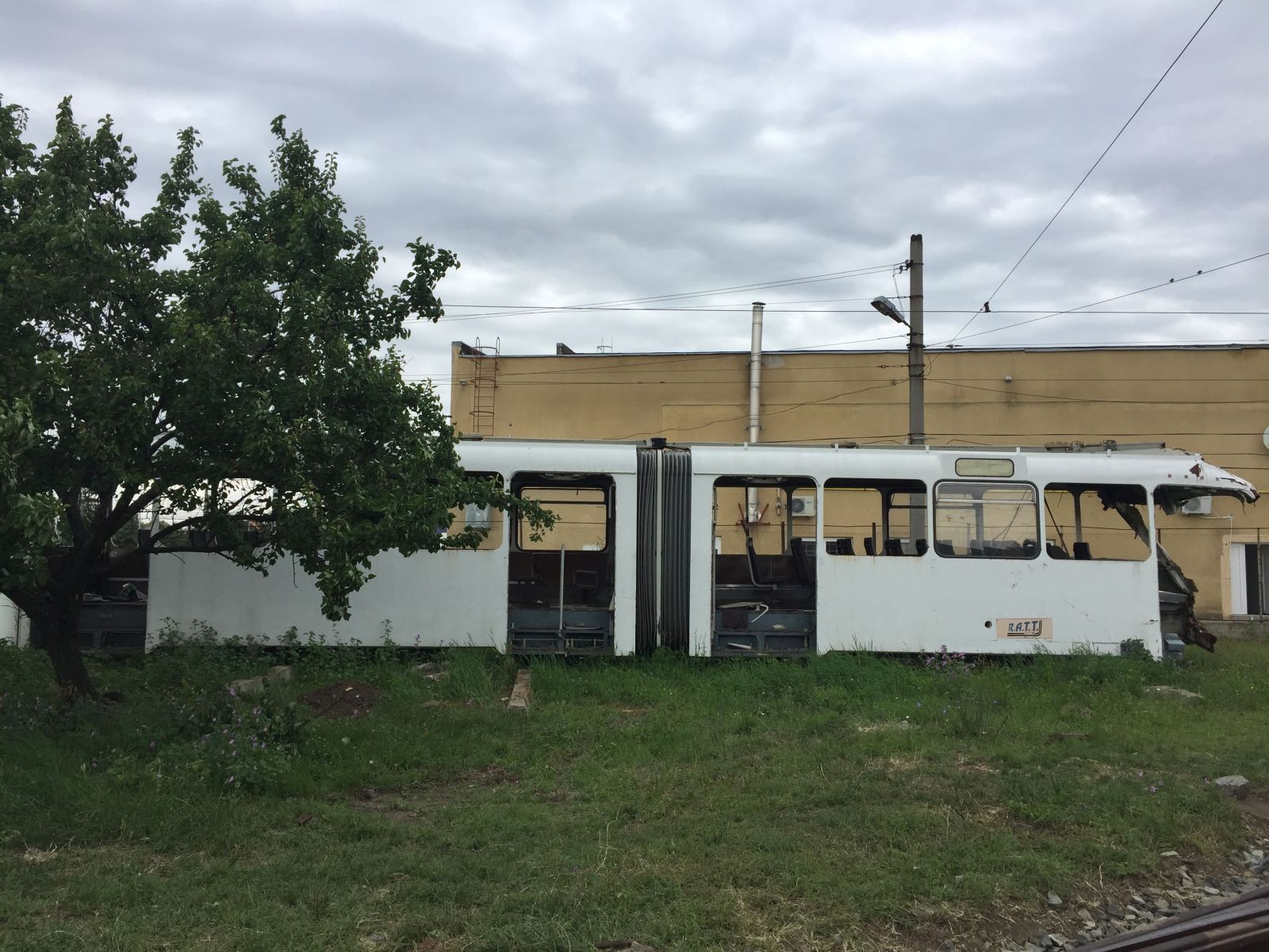 ANCHETĂ/ Ștrand ca centru social și mulți șefi la Societatea de Transport Public Timișoara, în timp ce în tramvaie plouă peste călători - FOTO