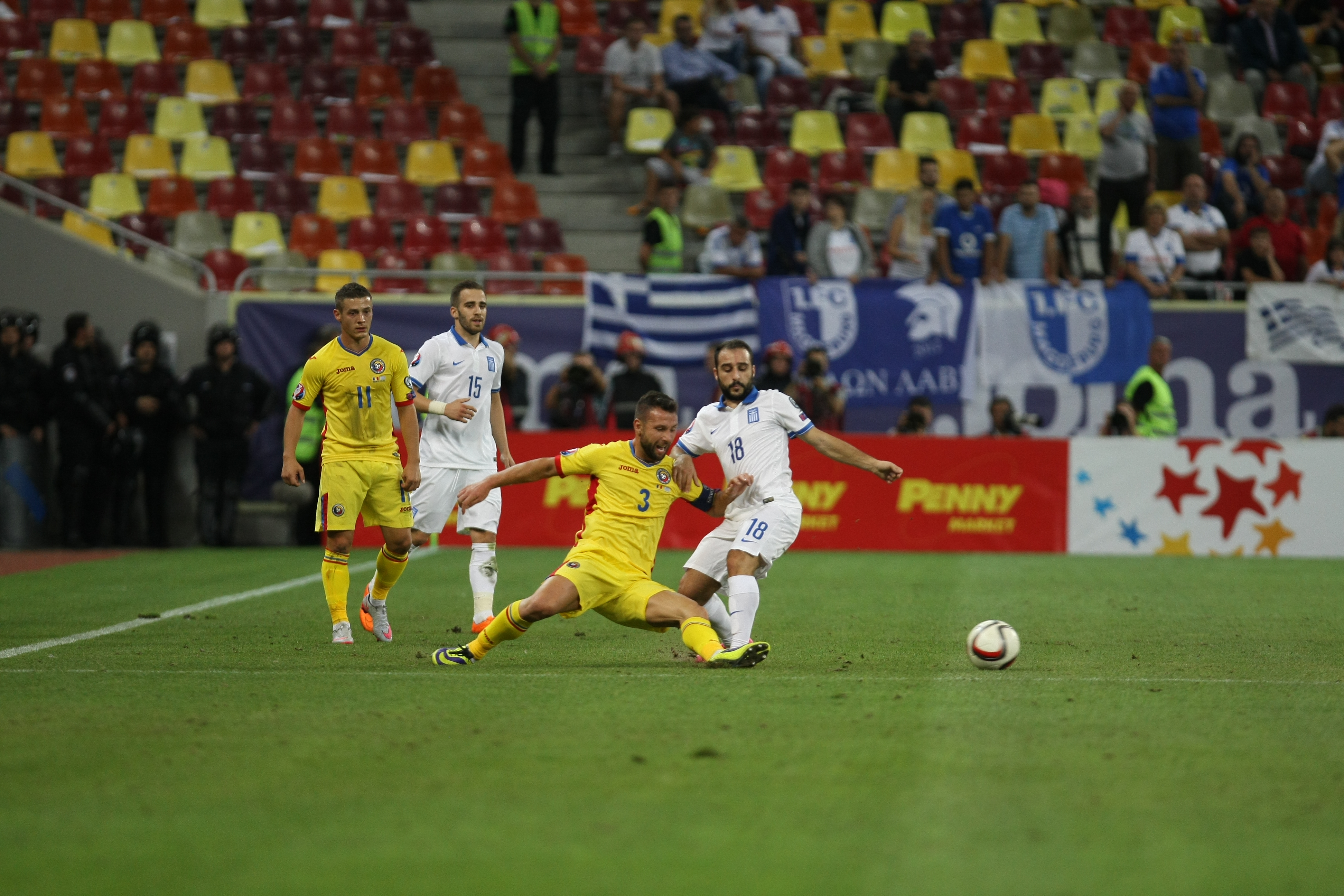 PRELIMINARIILE EURO 2016, ROMÂNIA - GRECIA 0-0. Tricolorii nu au mai găsit calea spre gol din luna martie. Tremurăm în continuare pentru calificare. Elevii lui Iordănescu rămân pe locul 2 în grupă, la trei puncte în faţa Ungariei
