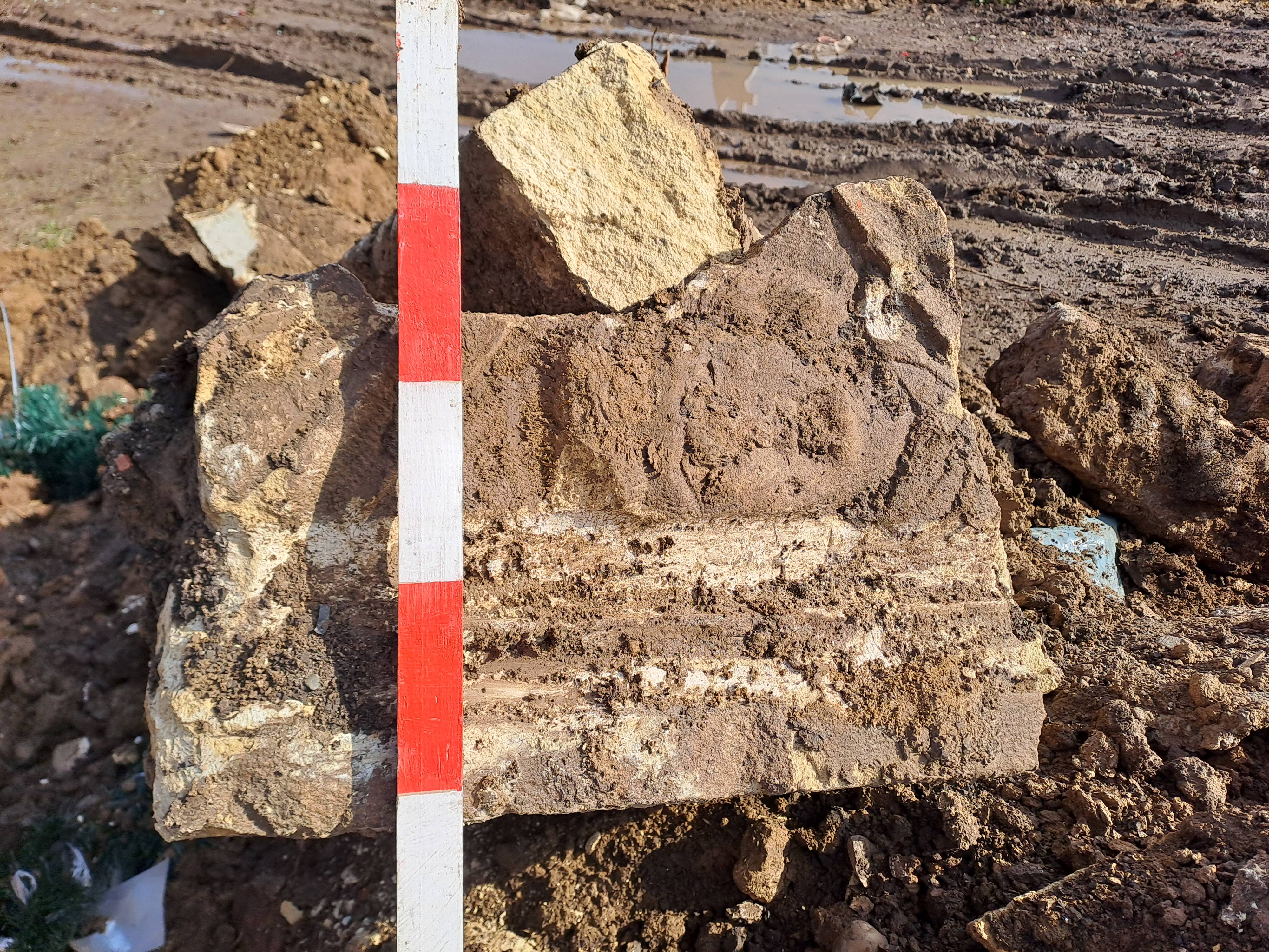 Autoritățile din Alba, după ce un gropar a spart cu excavatorul un sarcofag roman din epoca lui Traian: „Ce înseamnă valoare universală? Că vin marțienii să vadă sarcofagul?”