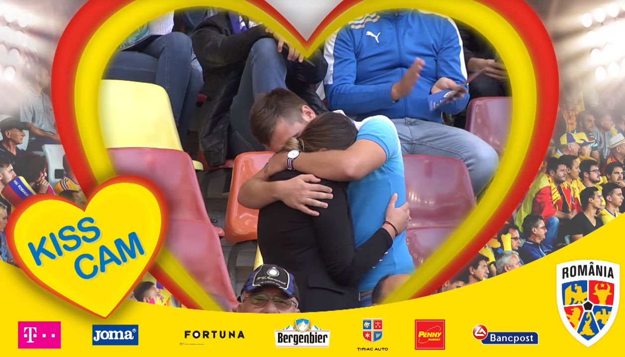 Un suporter din Arad și-a cerut iubita de soție la meciul România - Serbia. Cum a făcut ”blatul” cu FRF | VIDEO