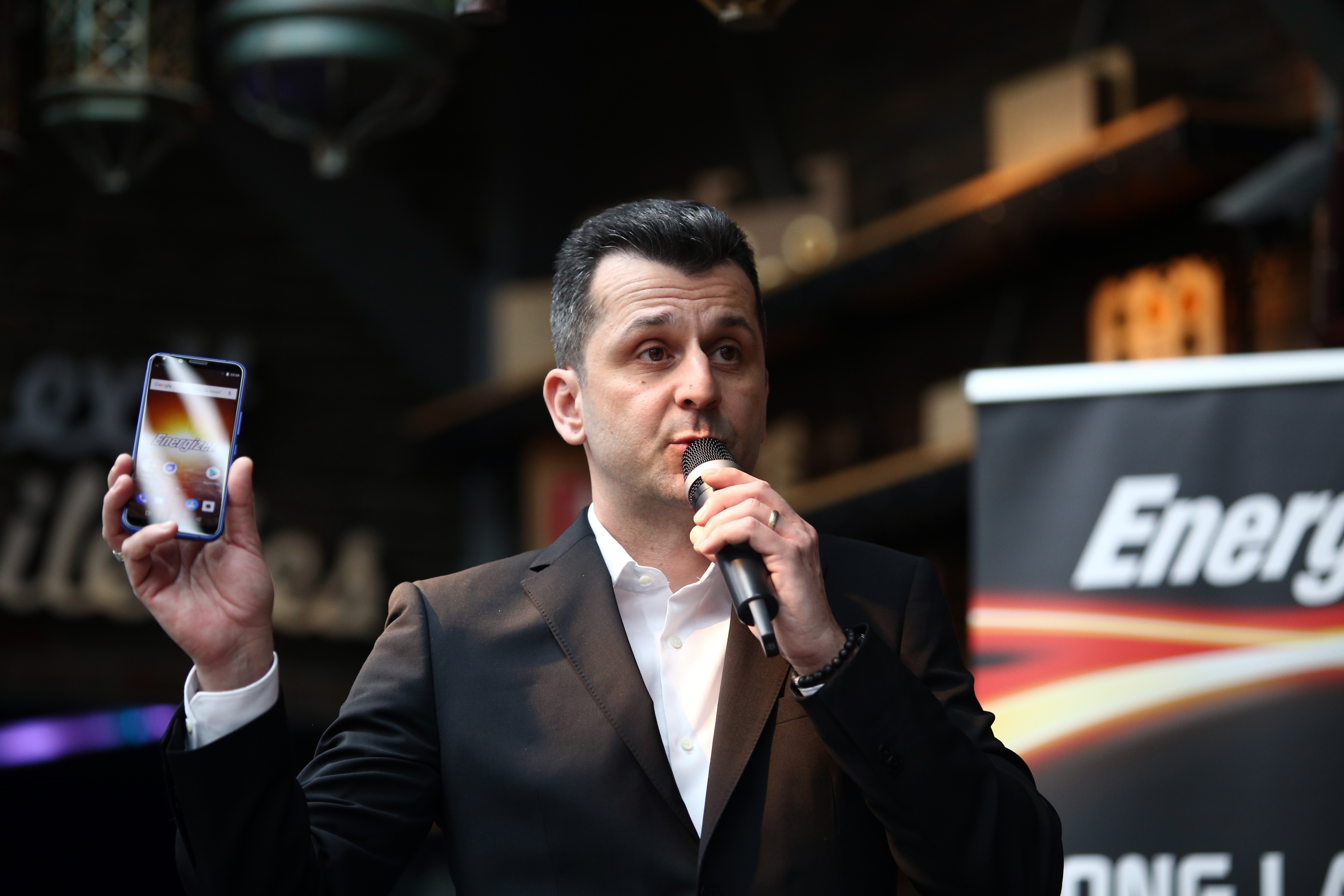 Noile telefoane Energizer ajung în România. Revin telefoanele cu clapetă, cele rezistente la șoc și supersmart