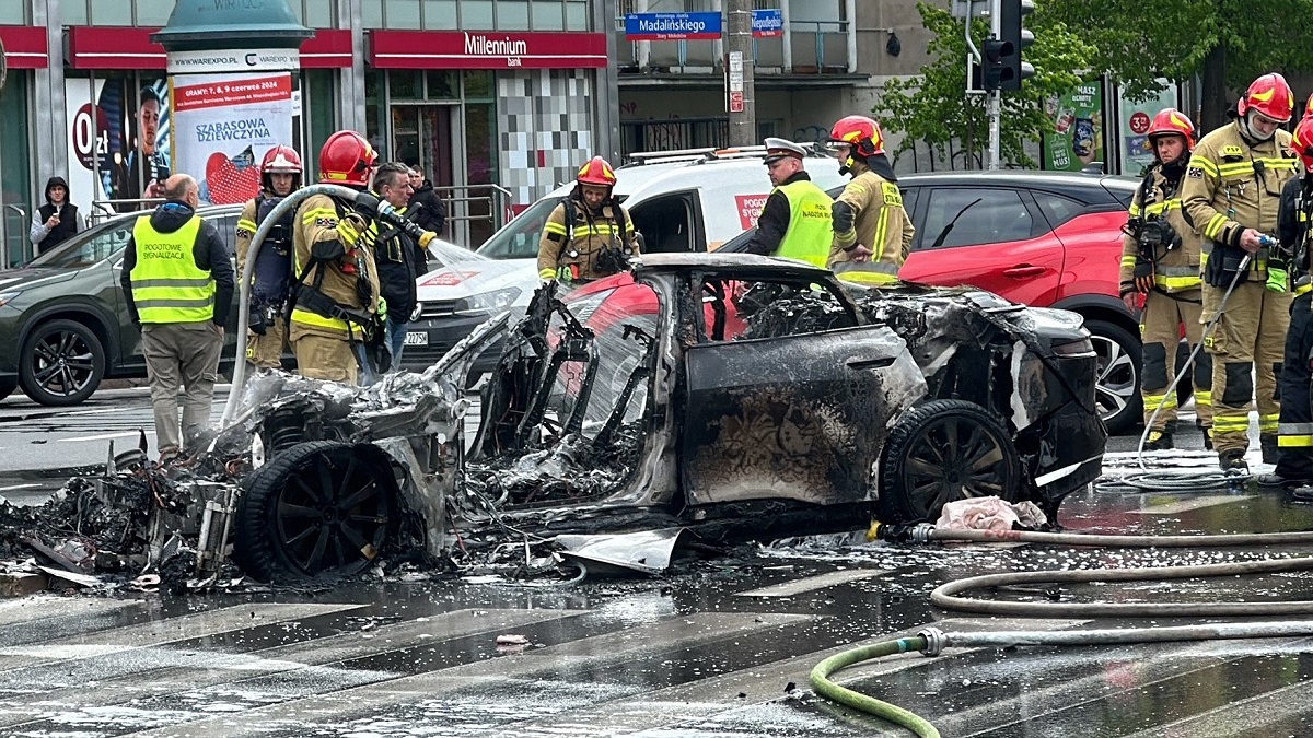 „Singura mașină de acest gen din Polonia a ars!” O limuzină electrică americană Lucid Air a luat foc în Varșovia | VIDEO