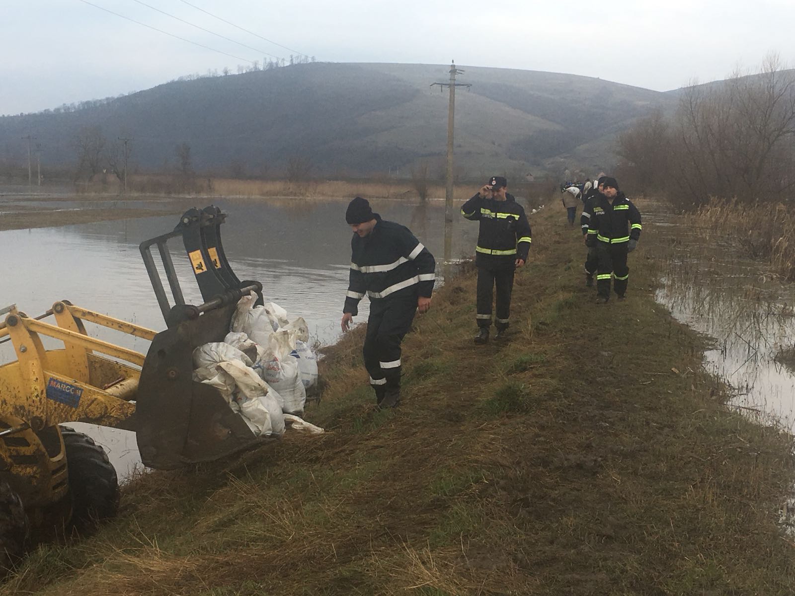 UPDATE: Digul de la Căpeni a rezistat orelor critice. Alerta se menține în zonă/FOTO&VIDEO