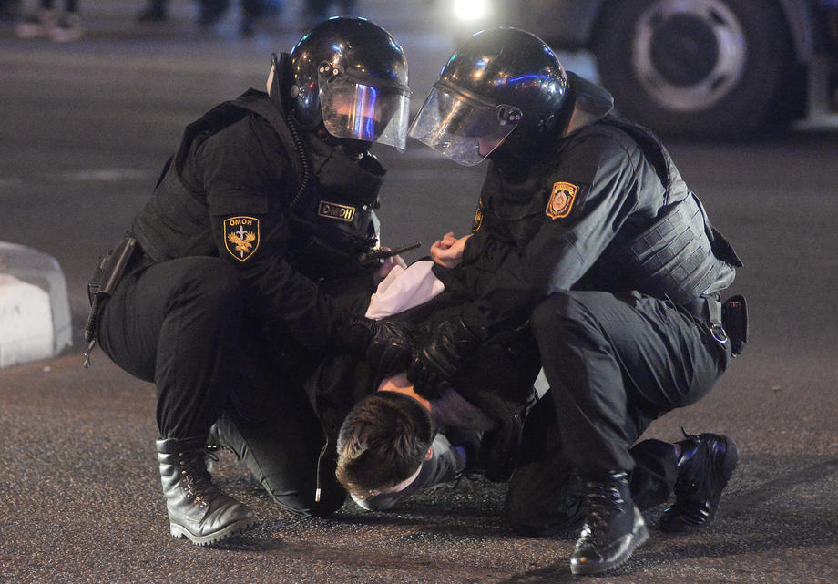 Ciocniri violente la Minsk. Mii de oameni care protestau contra lui Lukașenko au fost împrăștiați cu tunuri cu apă