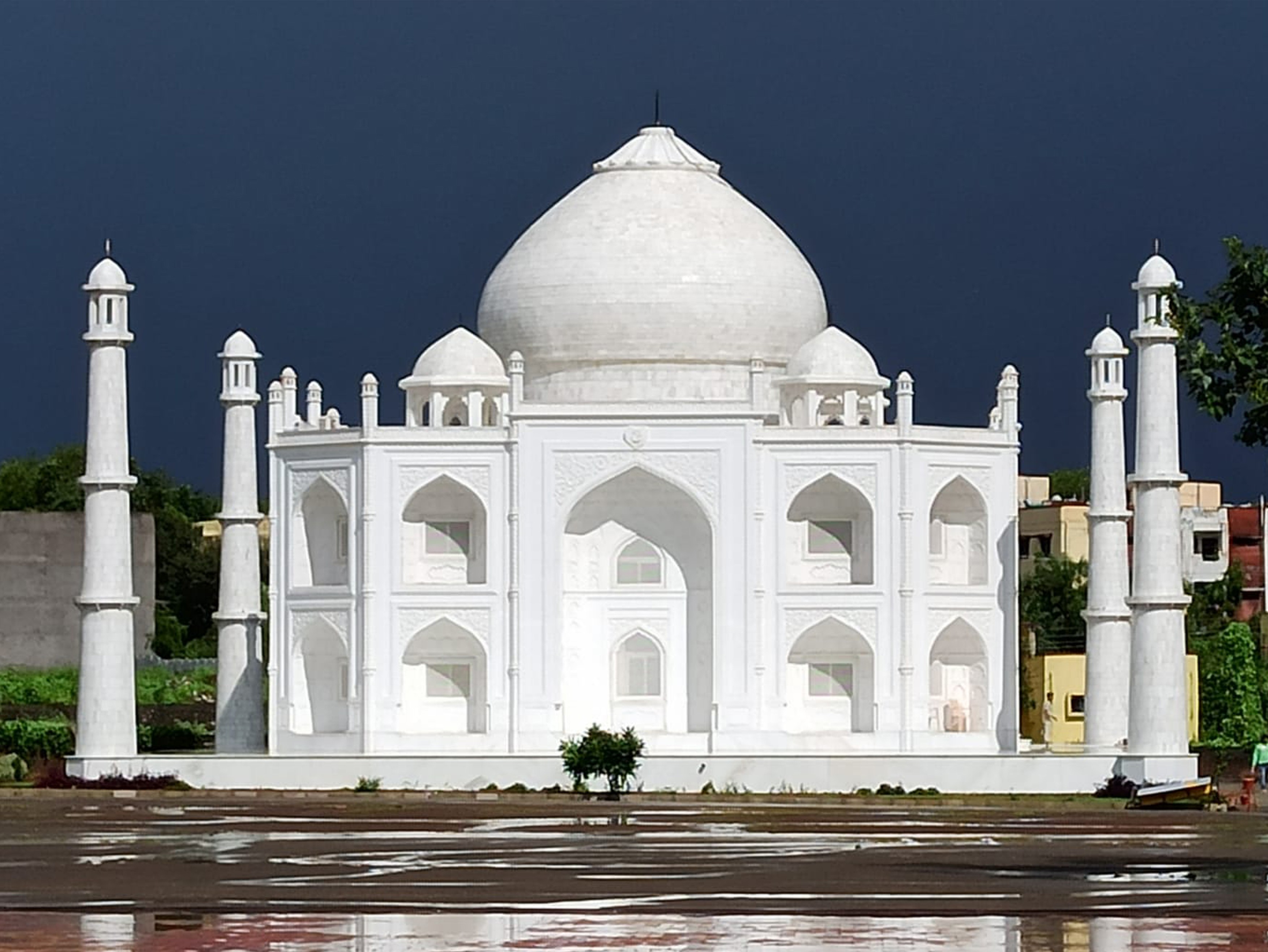 Un indian a ridicat o copie a monumentului Taj Mahal pentru a-i arăta soției cât de mult o iubește