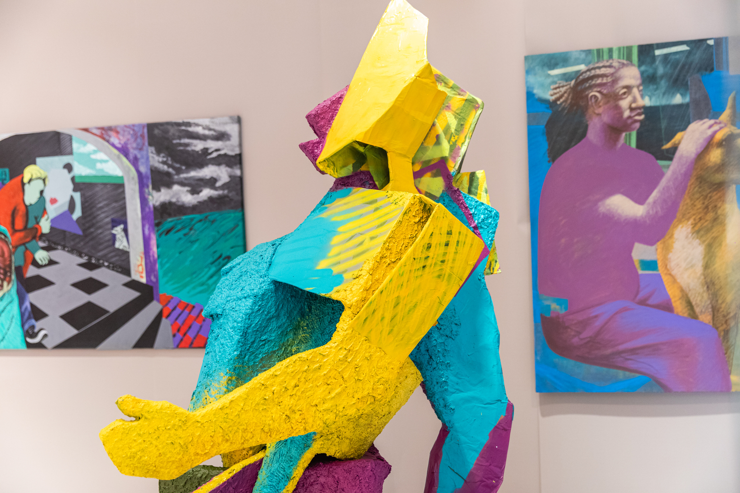 Arta iese din galerii - tineri artiști români, expuși într-un mall din Capitală. Alexandru Rădvan, curatorul expoziției „Young Blood”: „Arta nu e ceva ce trebuie băgat pe gât. Are doar nevoie de puțin spațiu”
