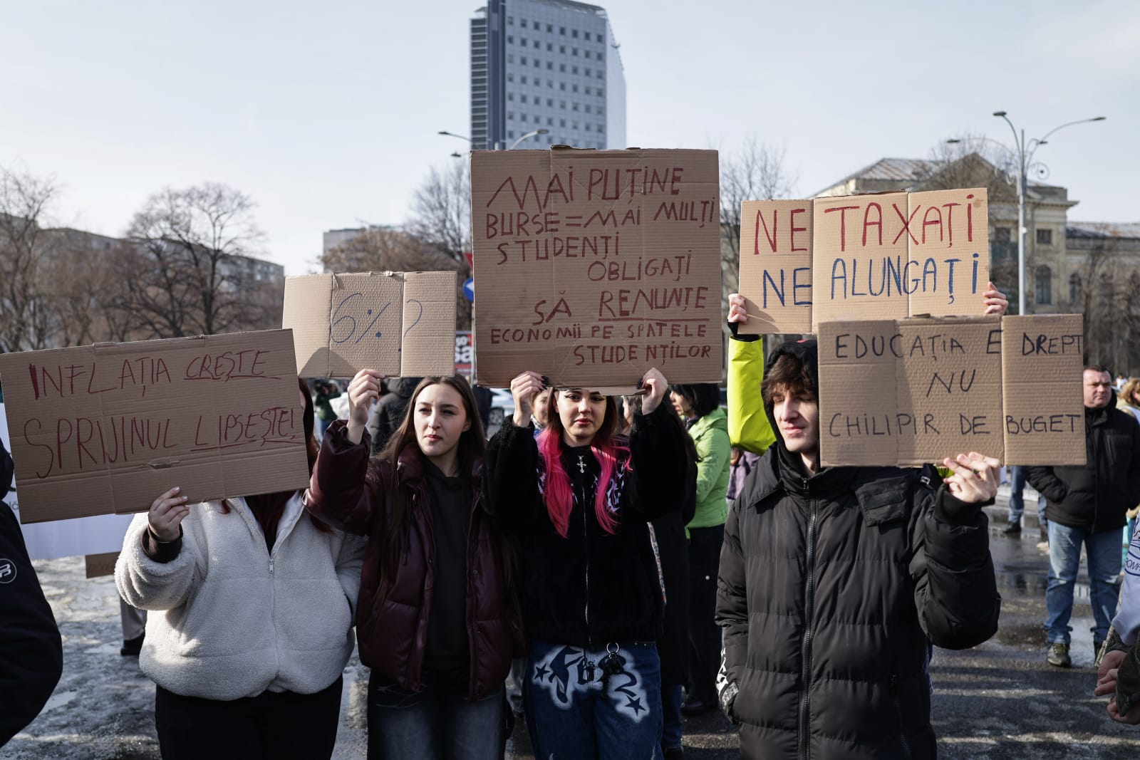Profesorii și studenții protestează față de Legea Bolojan din Educație: „Școală săracă = țară needucată”