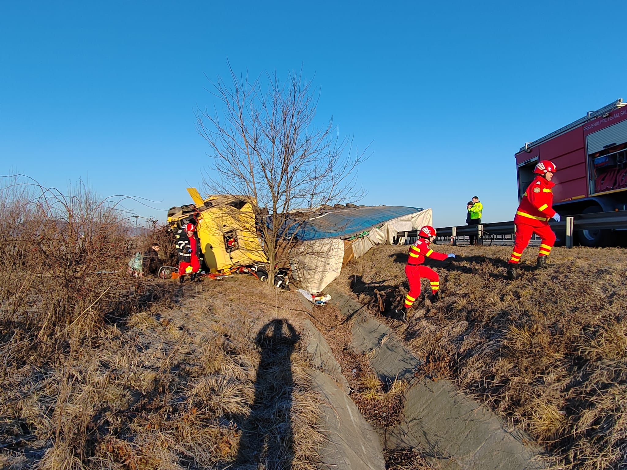 Accident rutier pe autostrada A1, pe sensul Sebeș - Sibiu. Un TIR a lovit o autoutilitară staționată pe banda de urgență