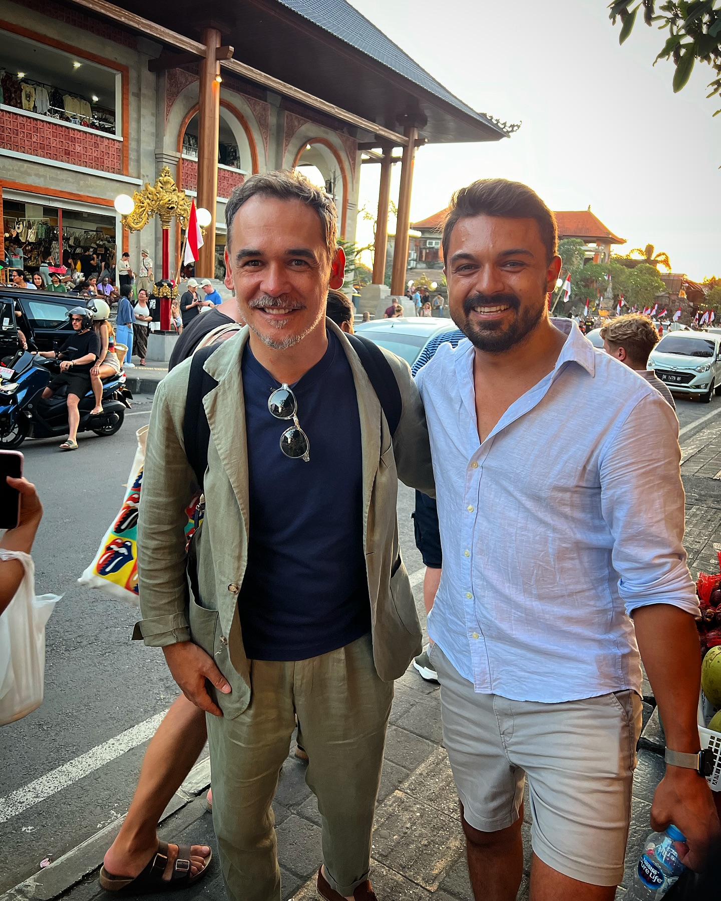 Cu cine s-a întâlnit Răzvan Simion în vacanța din Bali: „Total la întâmplare”. Prezentatorul e în luna de miere cu Daliana Răducan