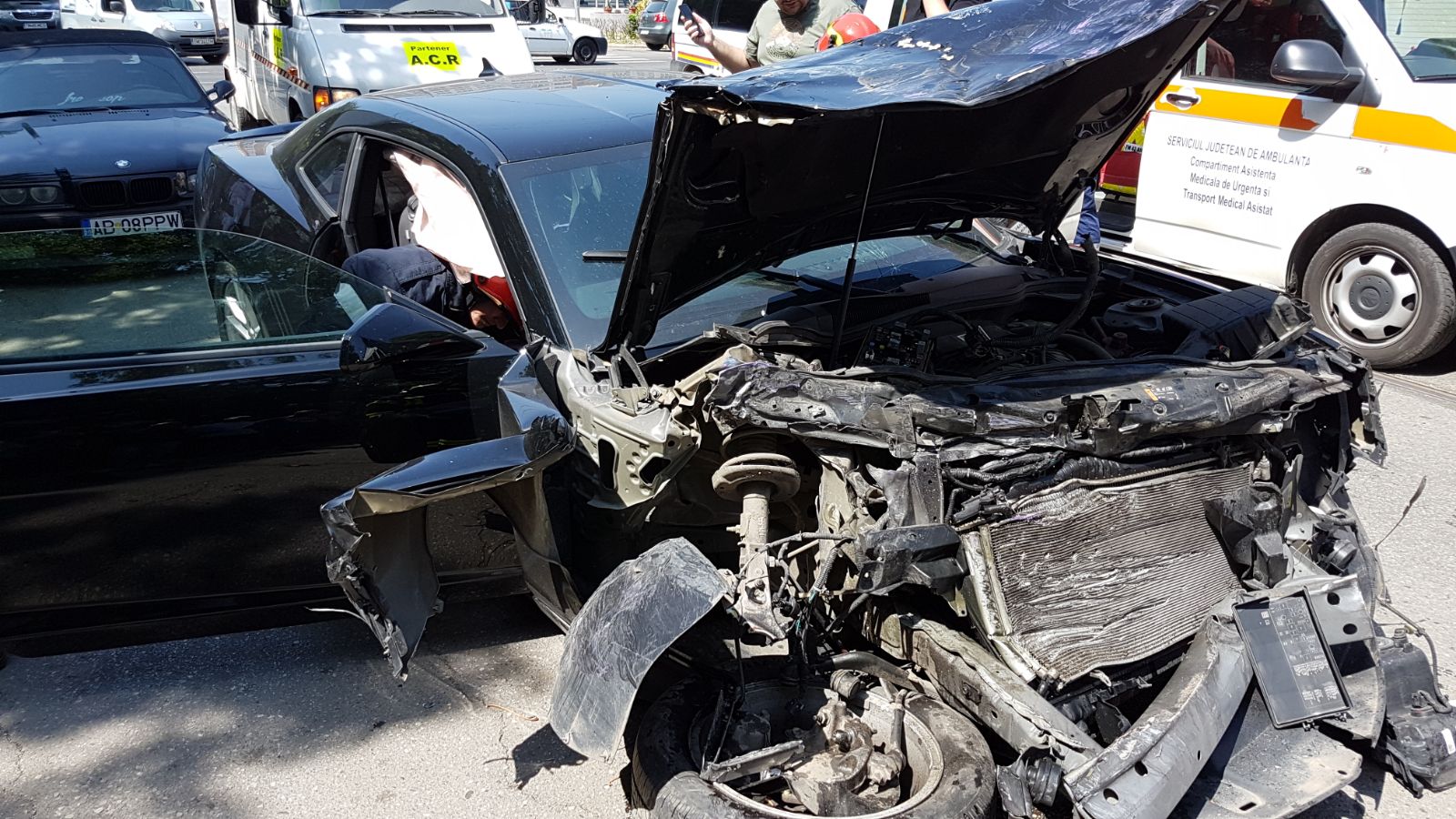 GALERIE FOTO/ Un Chevrolet Camaro a intrat într-un tramvai la Timișoara. Mașina a fost făcută praf