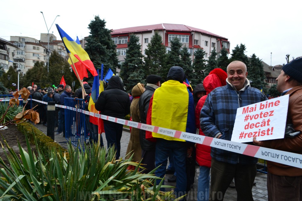 UPDATE / Miting PSD la Târgoviște. 10.000 de oameni au participat la o manifestație de susținere a Guvernului Grindeanu GALERIE FOTO