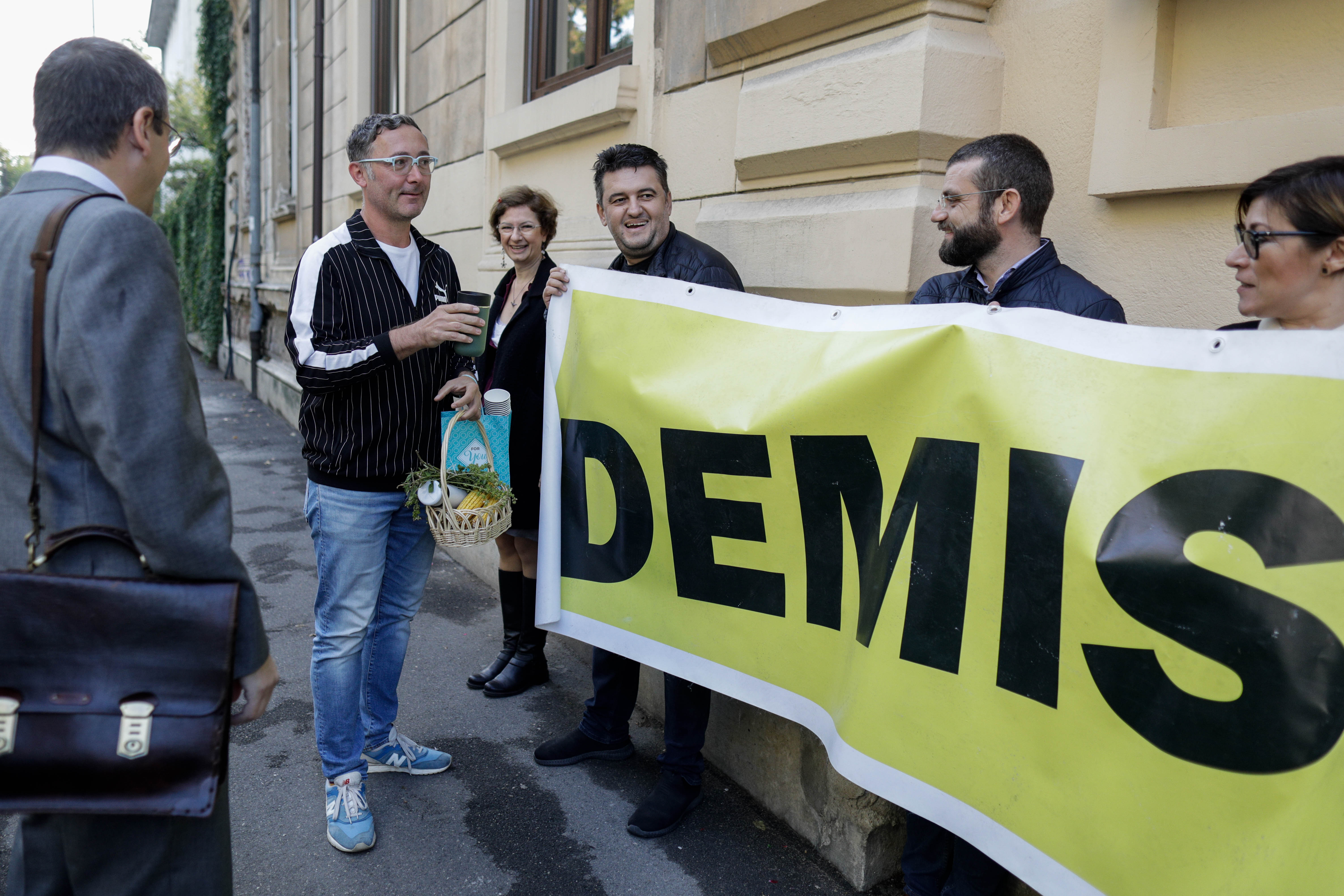 A doua zi de protest în fața Ministerului Educației față de plagiatul lui Cîmpeanu. Mai multe personalități îi cer demisia ministrului
