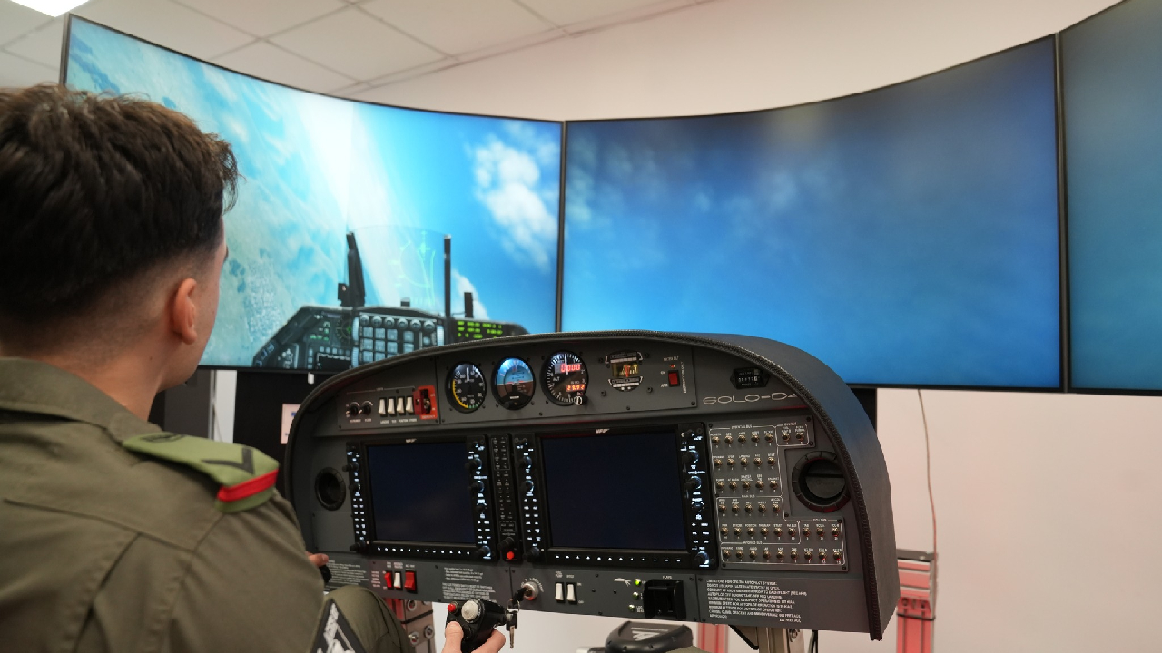 Pregătiri pentru F-35 la Brașov: studenții Academiei Forțelor Aeriene se antrenează să conducă elicoptere Apache și Black Hawk pe simulatoare