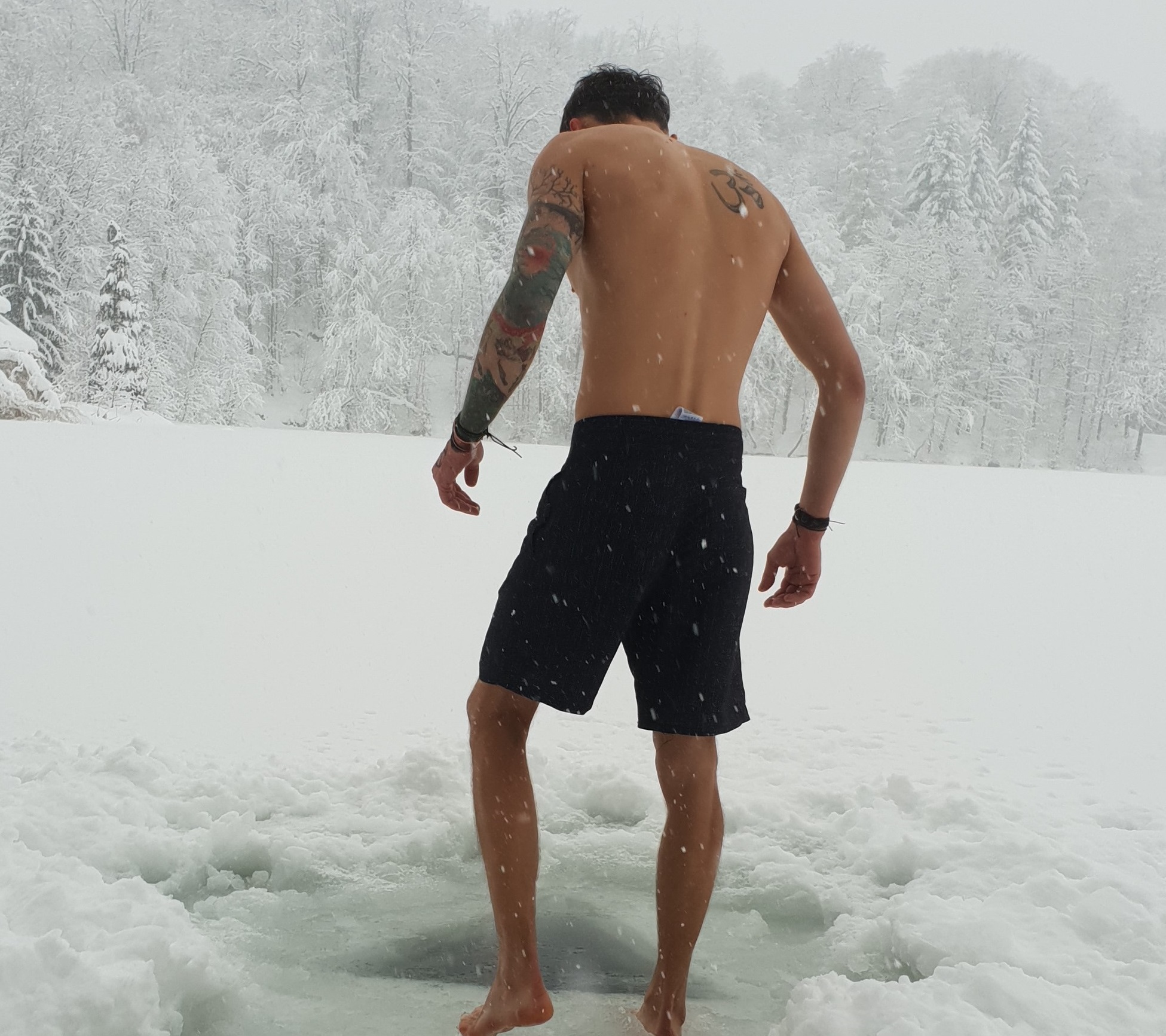 VIDEO/ Românul polar: face baie la copcă și are o sănătate de fier