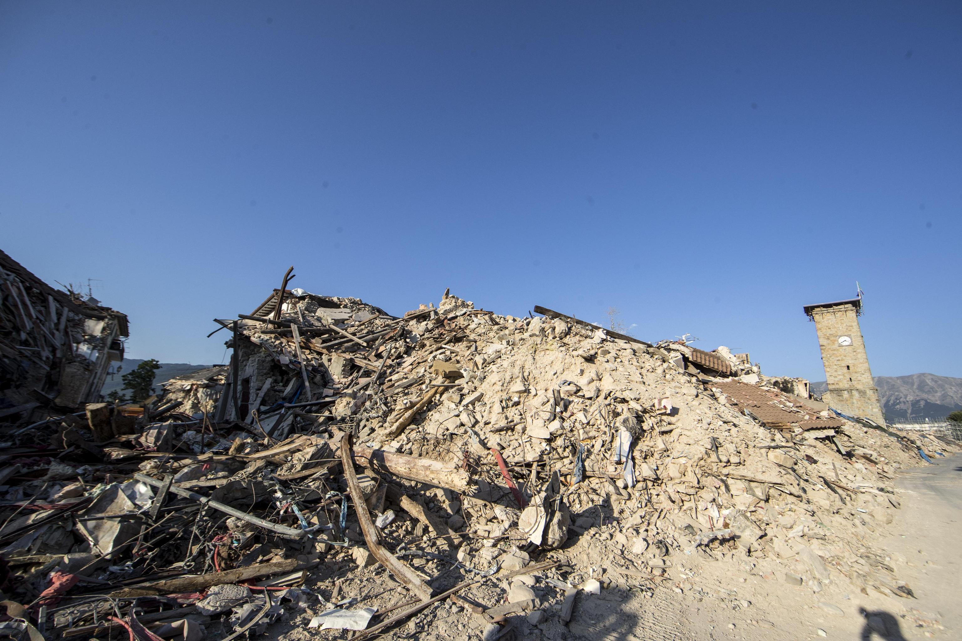 Un an de la cutremurul devastator din Amatrice | Oamenii au marcat tragedia, în timp ce acuză autoritățile că au uitat de ei