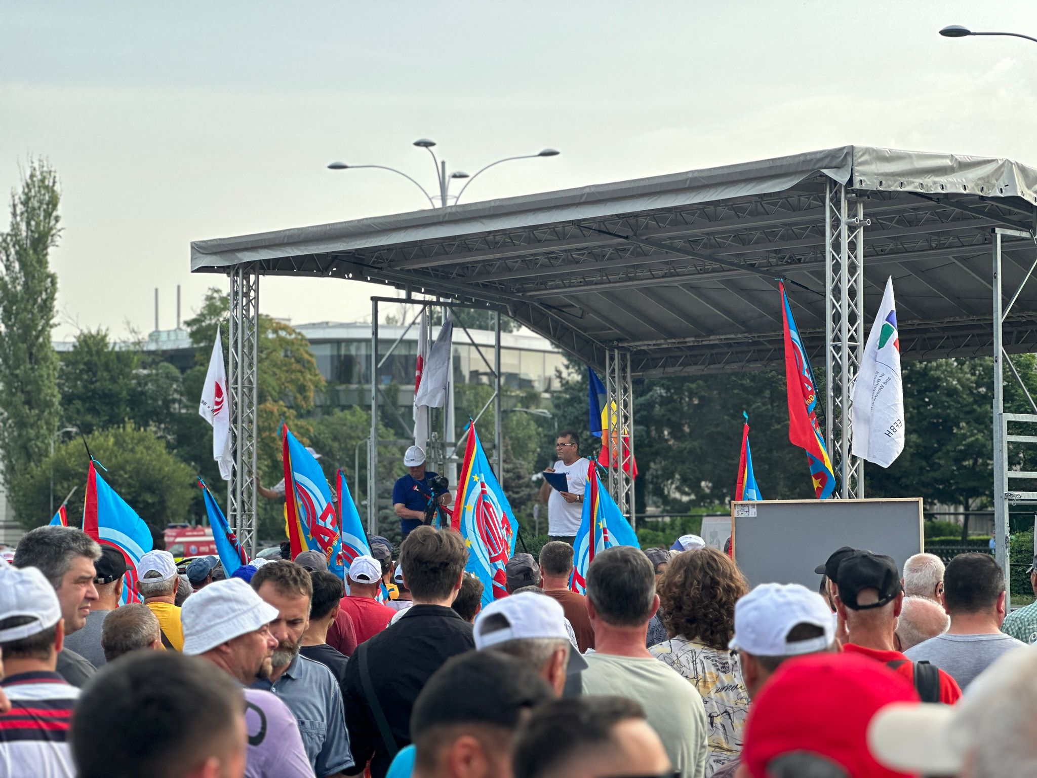 Constructorii protestează în faţa Guvernului. Sindicaliștii acuză Executivul că vrea să le elimine facilităţile fiscale