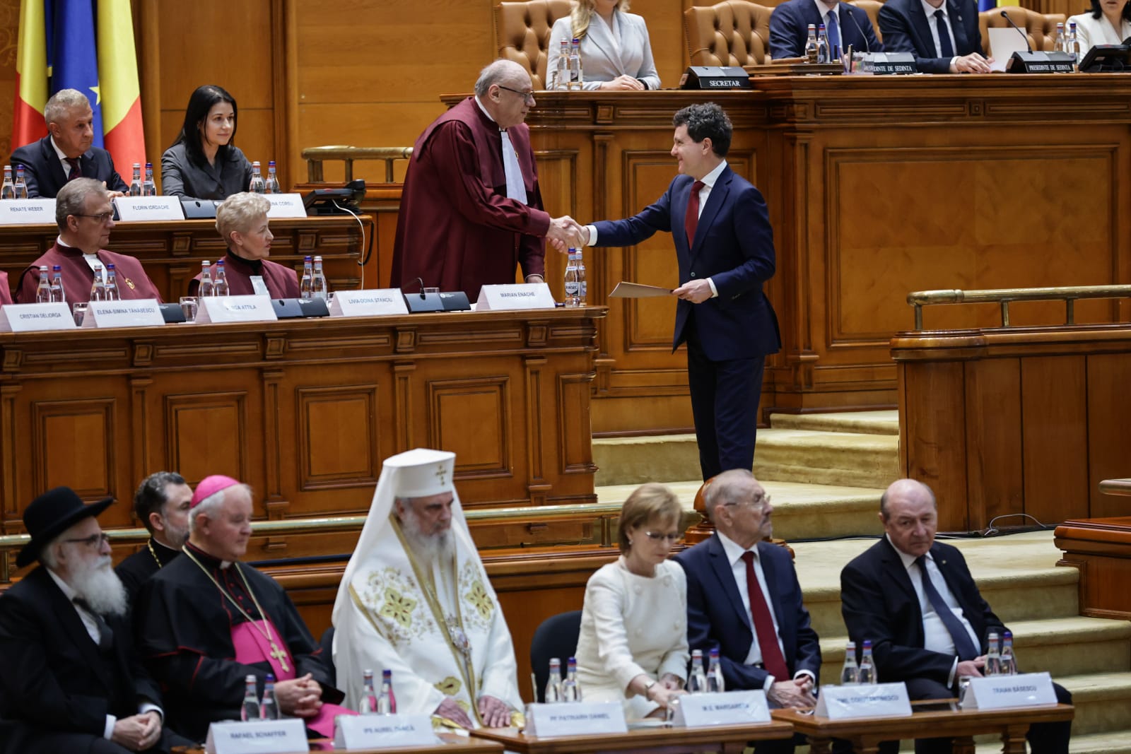 Nicușor Dan arată încă din prima zi că va fi președinte-jucător. Detalii surprinse la ceremonia de învestire: de la buna-dispoziție a lui Băsescu la încolonarea clasei politice | Reportaj