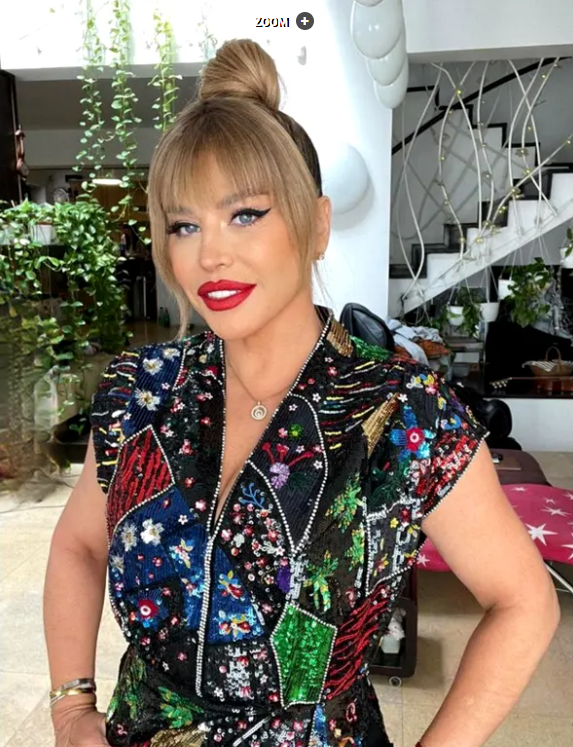 Imagini cu Loredana Groza brunetă și tunsă scurt. Schimbare radicală de look pentru artistă