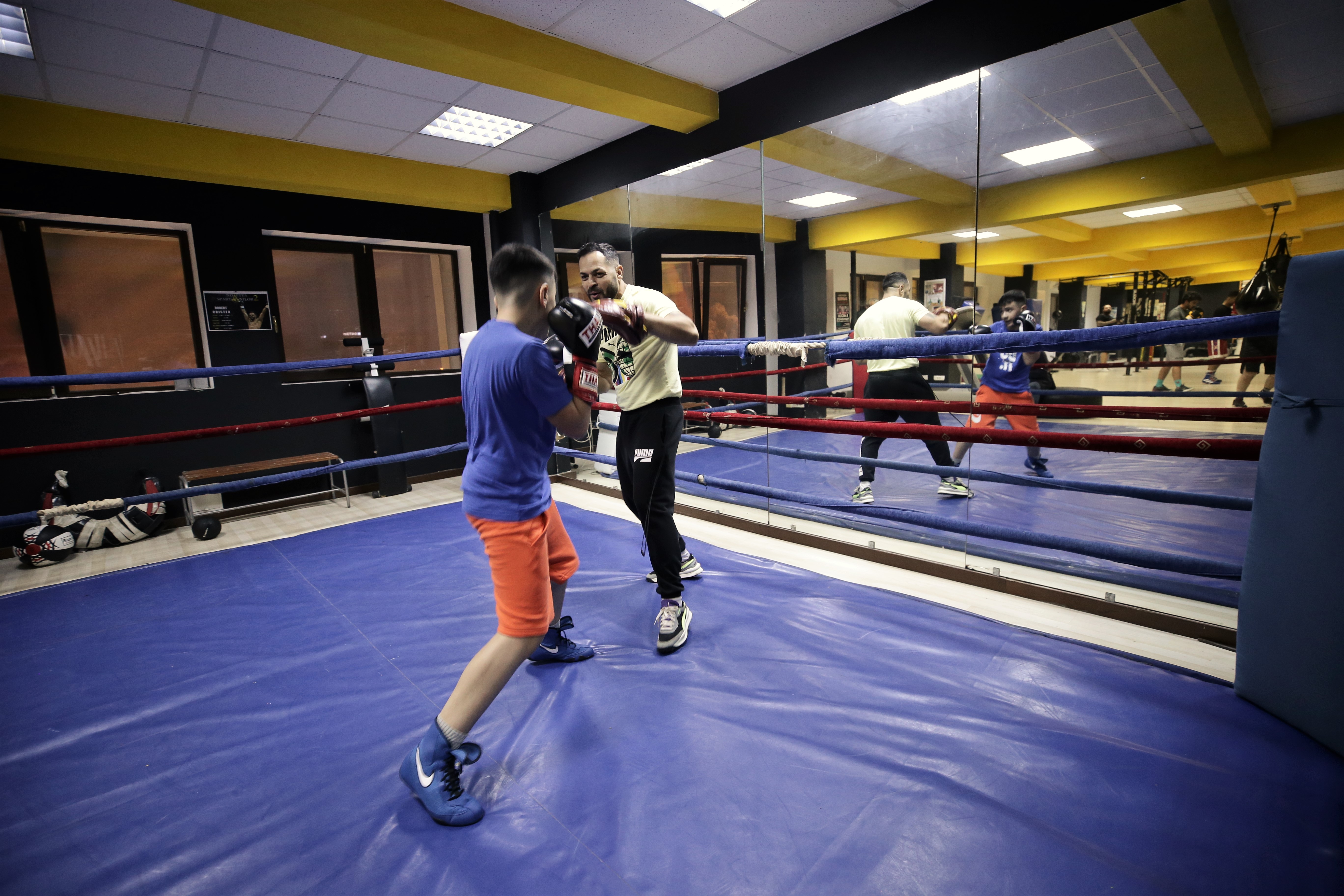 Fight Club de Pipera! Într-o sală din nordul Capitalei, un fost boxer învață mai mulți copii să devină campioni, iar pe corporatiști - să se apere: „Aici ei sunt familia mea”
