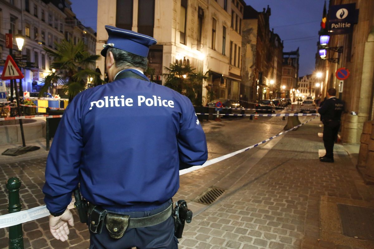 Atac cu cuțitul în fața unei secții de poliție din Bruxelles. Un polițist a fost înjunghiat