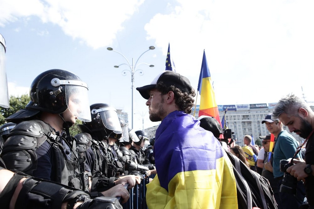 UPDATE. Război de stradă între jandarmi și huligani, în Piața Victoriei. 452 de persoane rănite / VIDEO&FOTO