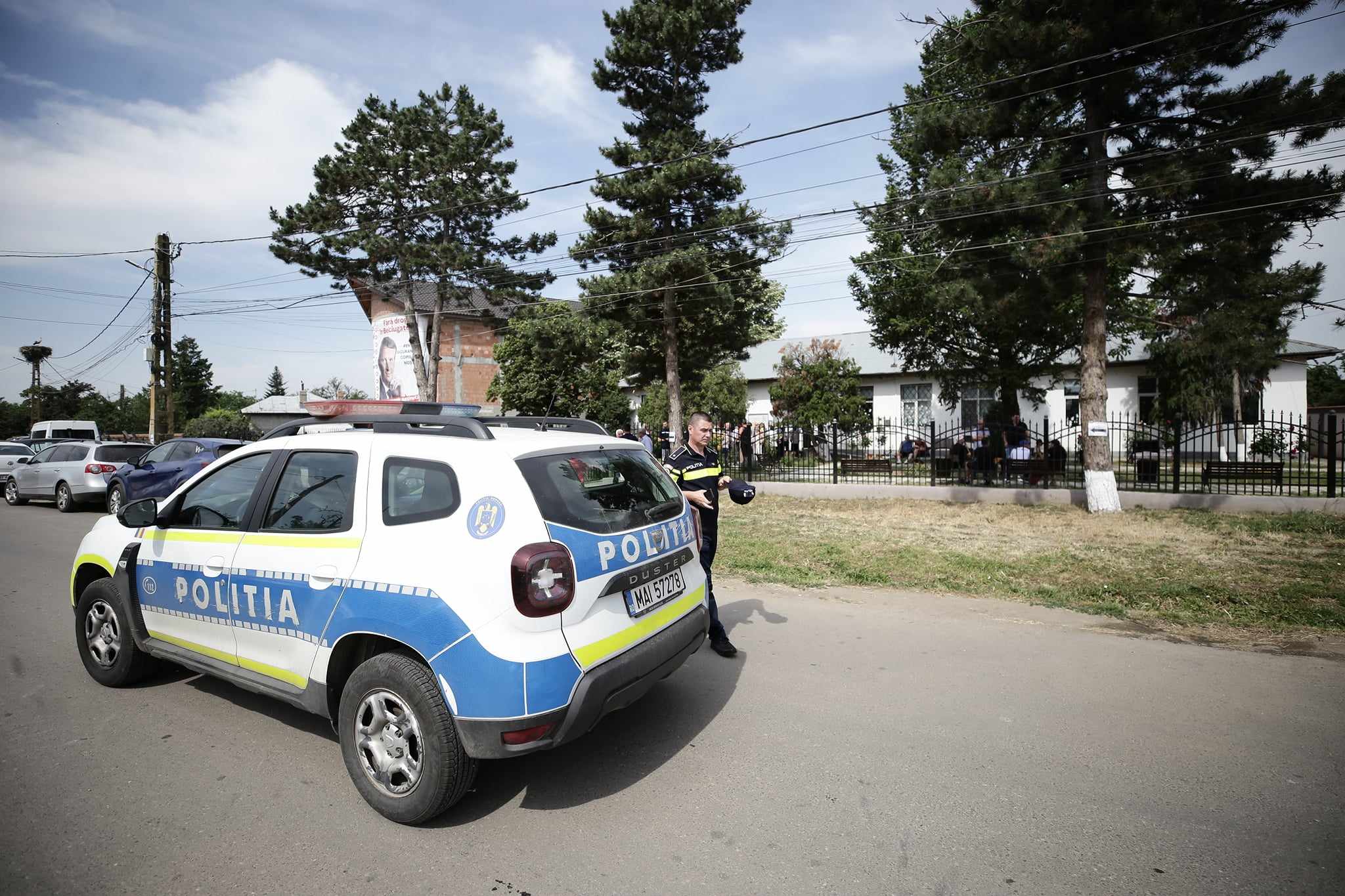 ALEGERI 2024. Secția de votare din Belciugatele, Călărași, păzită de jandarmi și polițiști, după bătaia dintre PSD și PNL de săptămâna trecută. „50 de porții de mici și o friptură la doi oameni”