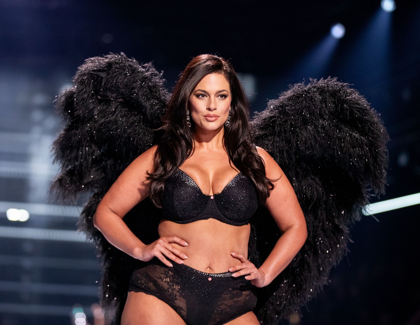 Modelul plus-size care a impresionat la Victoria's Secret Fashion Show 2025. Ashley Graham a purtat lenjerie intimă neagră