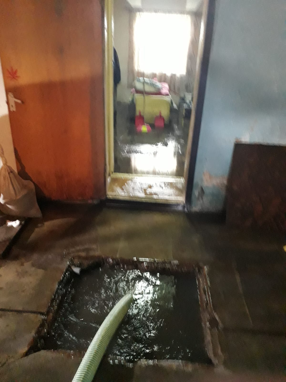 Unsprezece apartamente ale unui bloc din Bod, judeţul Braşov, au fost inundate/ VIDEO&GALERIE FOTO