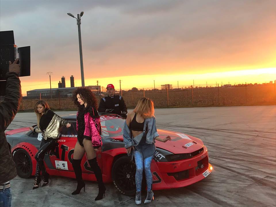 Vicecampionul național la drift, vedetă în ultimul videoclip al lui Ellie White