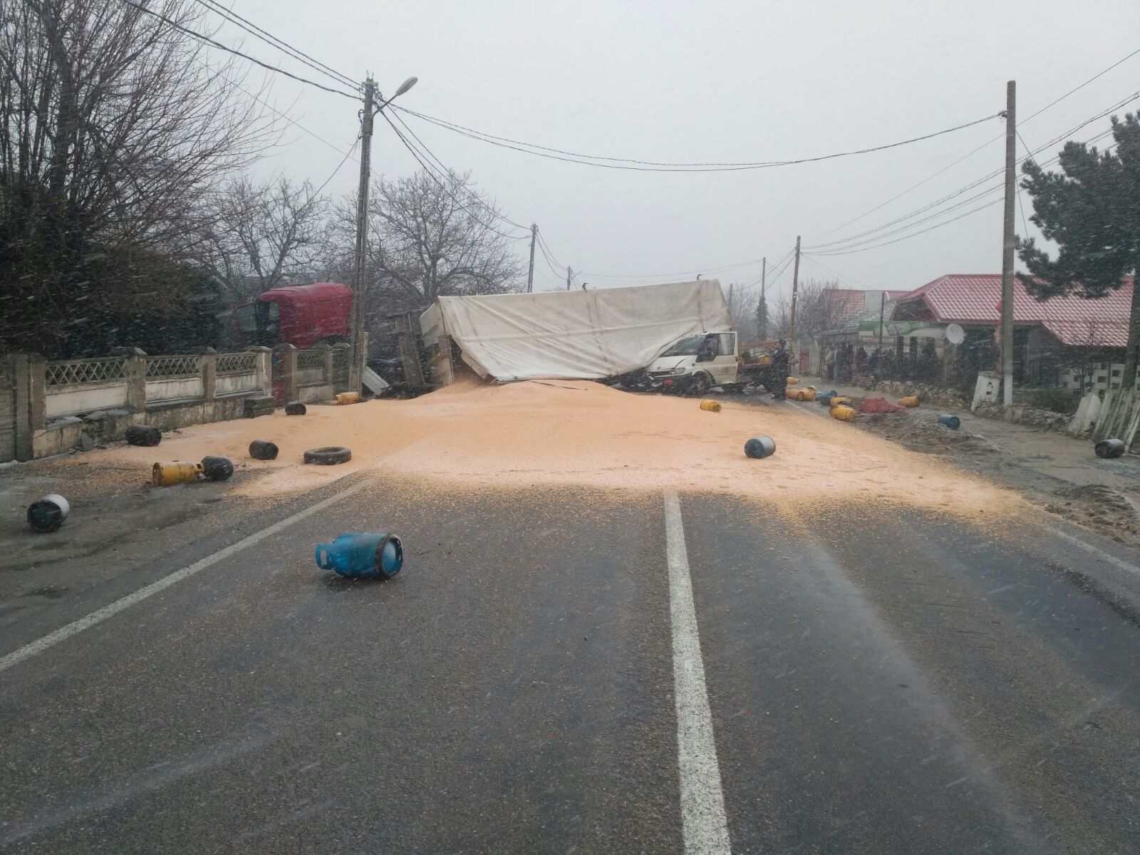 Un TIR s-a răsturnat peste o mașină care transporta butelii pline cu gaz, în județul Constanța/VIDEO&FOTO
