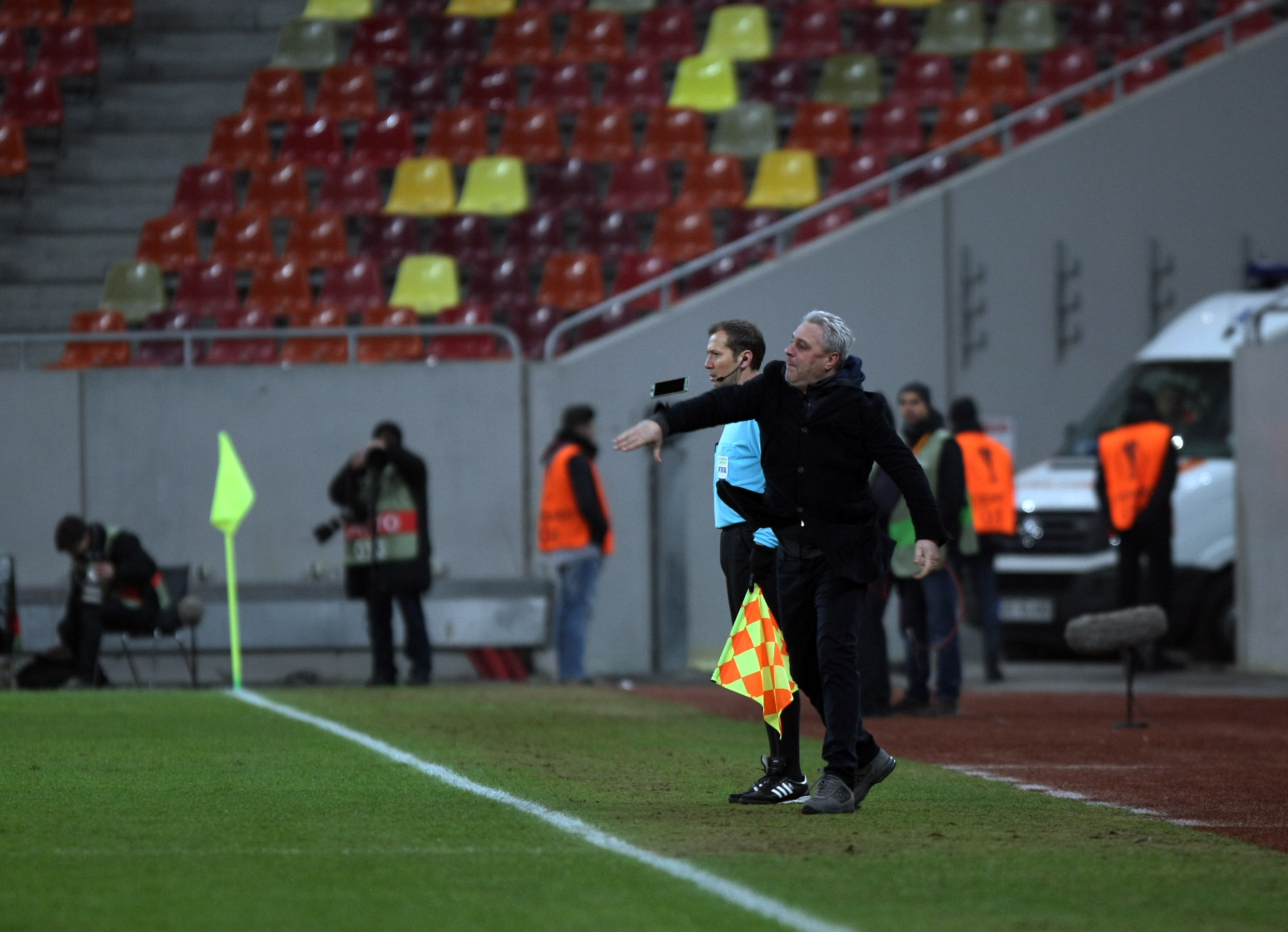 Pariorul Șumudică a stat cu telefonul în mână, la Astra - AS Roma. Aparatul i-a zburat din buzunar / GALERIE FOTO