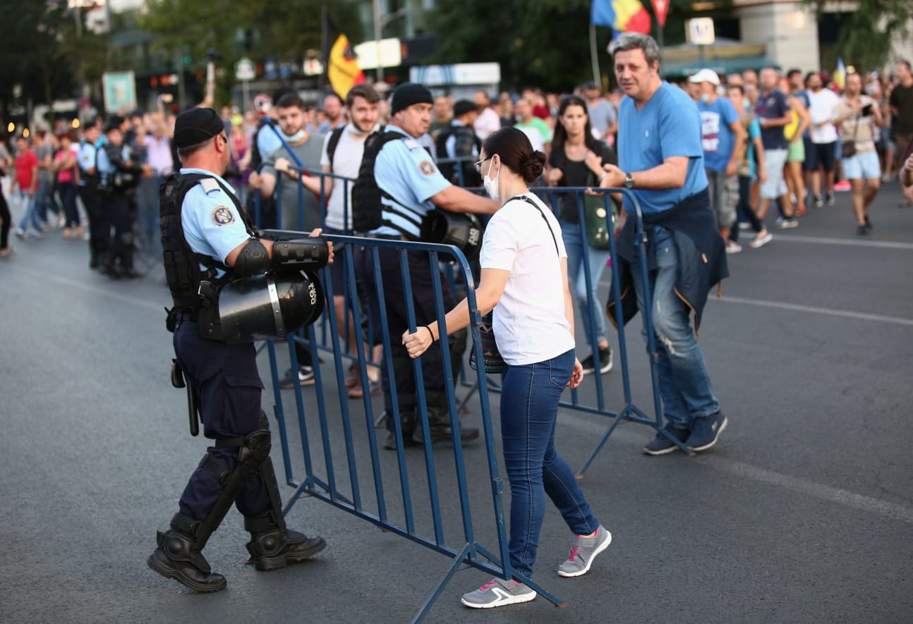 FOTO/ Jandarmi ajutați de protestatari să mute garduri, jandarmi care primesc flori de la protestatari. Imagini incredibile surprinse de fotoreporterul Libertatea